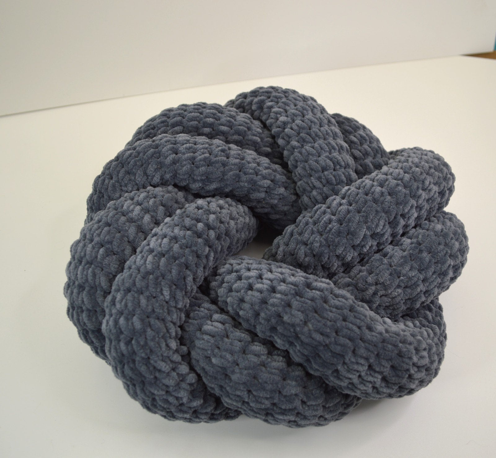 Gehaakte Knot Pillow/ Knoop Kussen: zacht velvet, dubbele knoop en stijlvol voor jouw interieur!