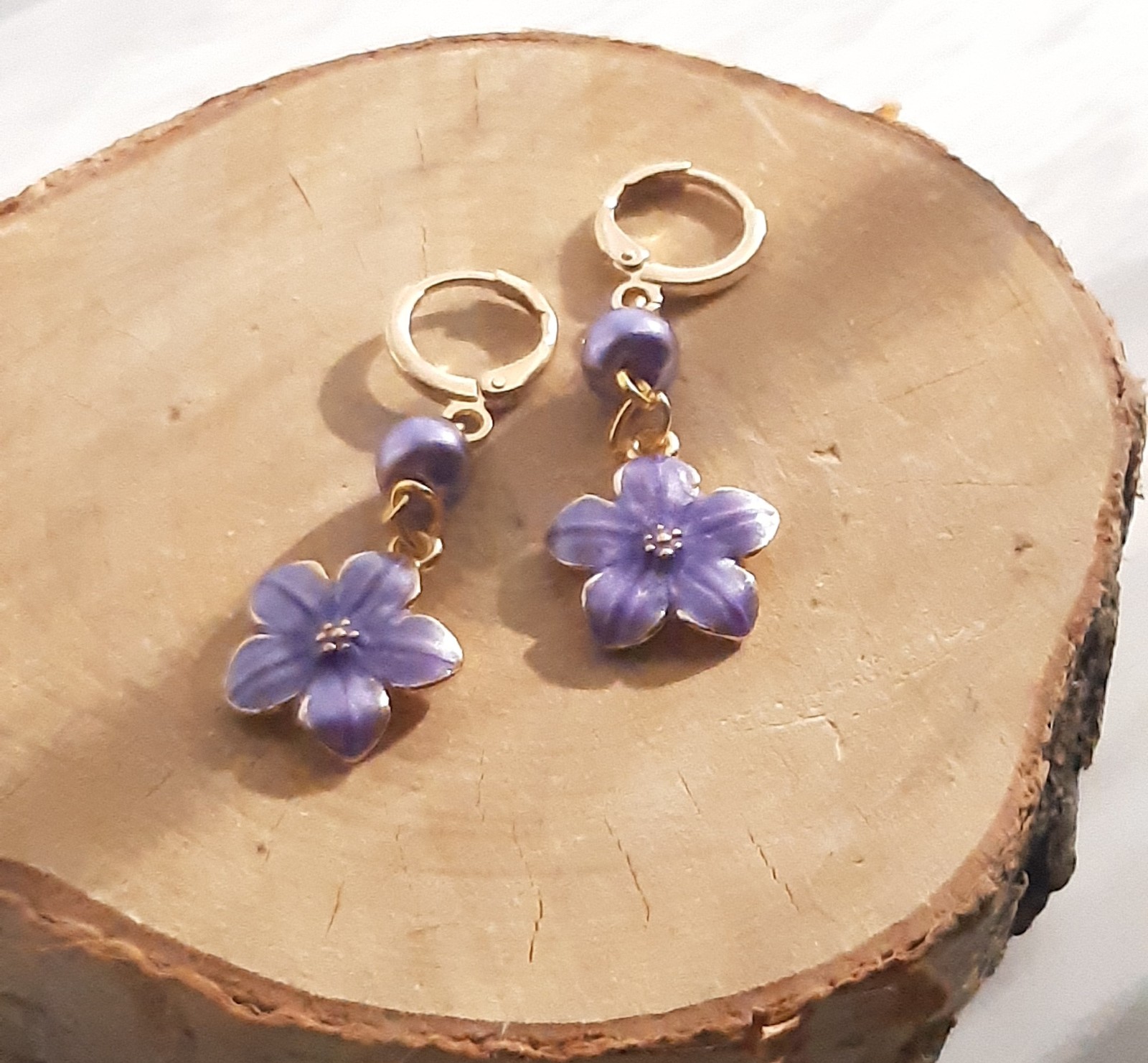 Fleurige oorbellen: Handgemaakt met bloem bedeltje