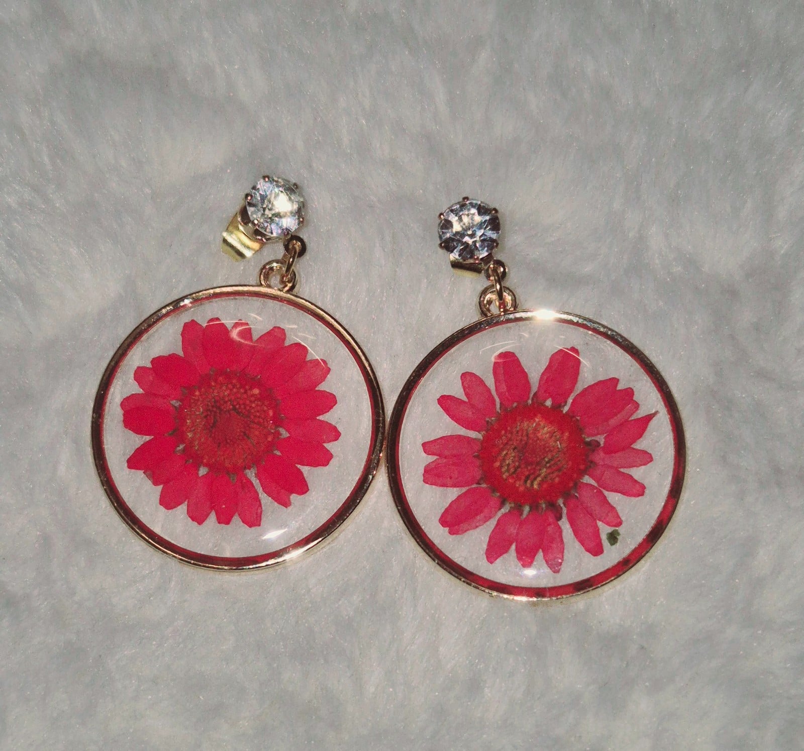 Ronde gouden rode resin oorbellen