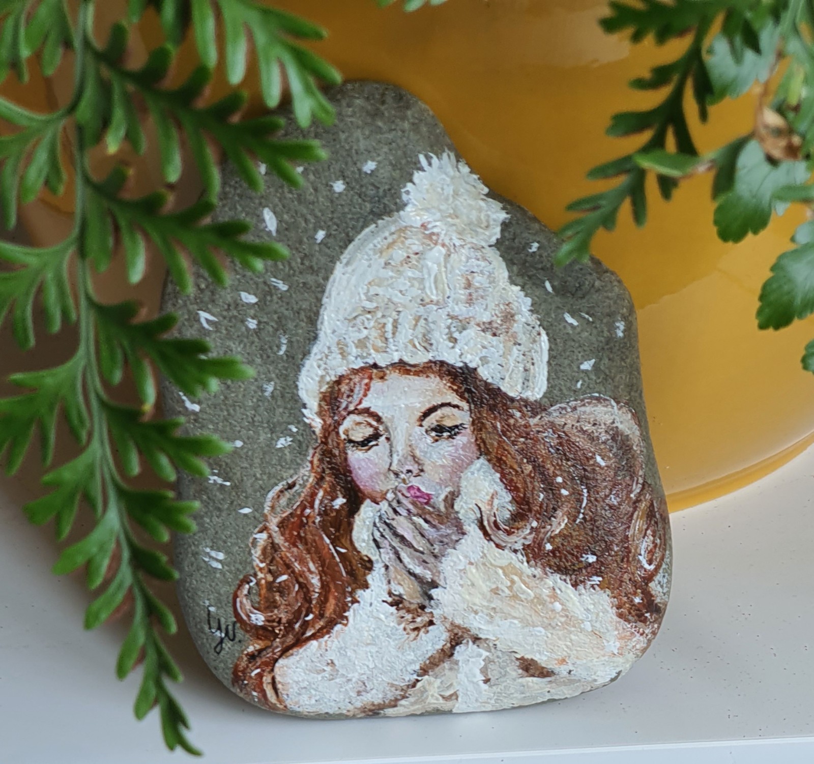 Klein schilderij op natuurlijke steen, Meisje in sneeuw! - 69593.jpeg Klein schilderij op natuurlijke steen, Meisje in sneeuw!