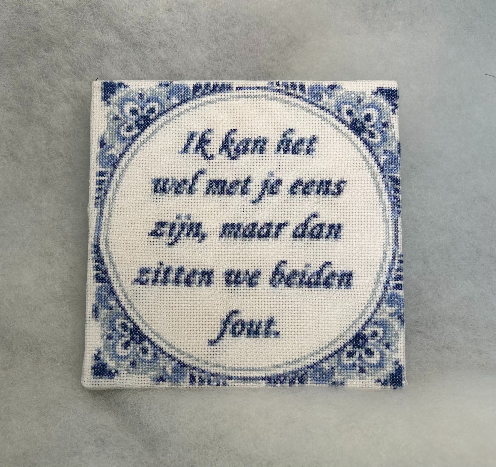 Delfts blauw tegeltje met tekst – handgeborduurd en uniek – grapp… - 152289 Delfts blauw tegeltje met tekst – handgeborduurd en uniek – grappige spreuk – 15 x 15 cm