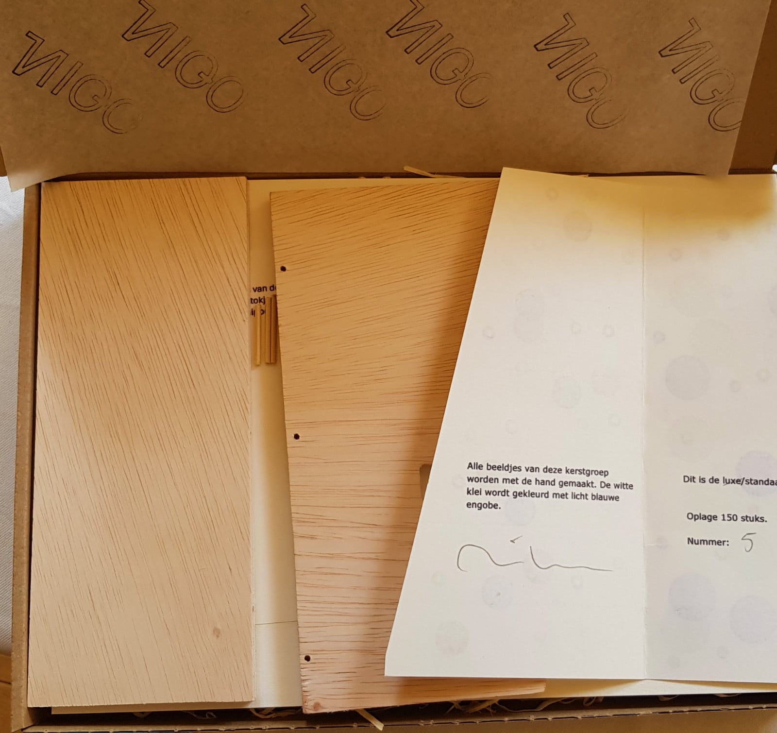 Design kerststal keramiek (standaard). Genummerd en gesigneerd in ovp… - 109035 Design kerststal keramiek (standaard). Genummerd en gesigneerd in ovp. Nicolaas Maathuis (NIC-O)