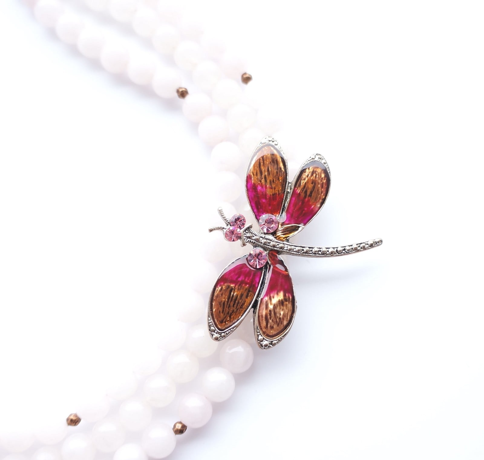 Unieke statement rozenkwartsketting met vintage broche op zijde