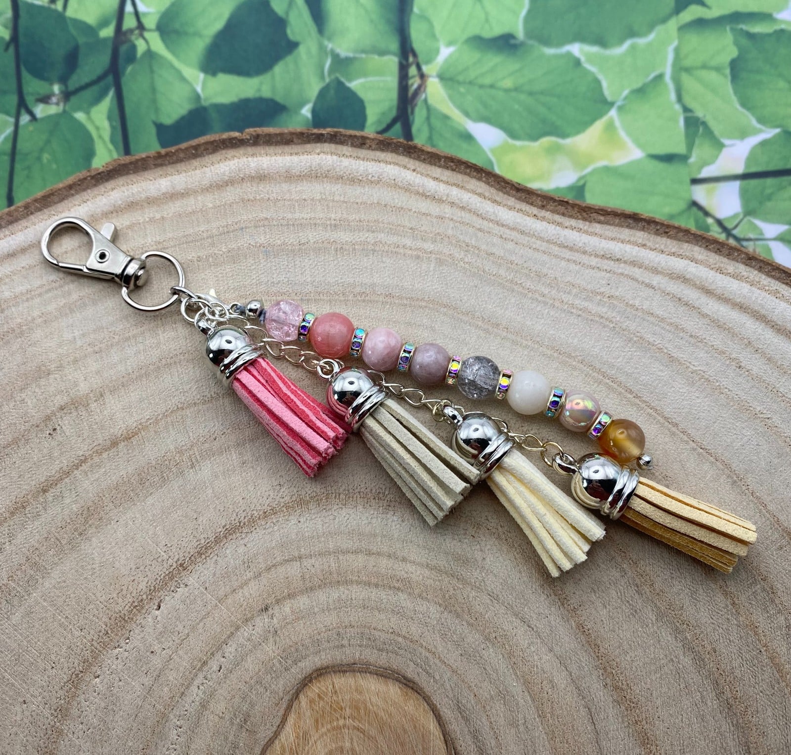 Handgemaakte bag charm met kralen en kwastjes - HZ30089 - 107892 Handgemaakte bag charm met kralen en kwastjes - HZ30089