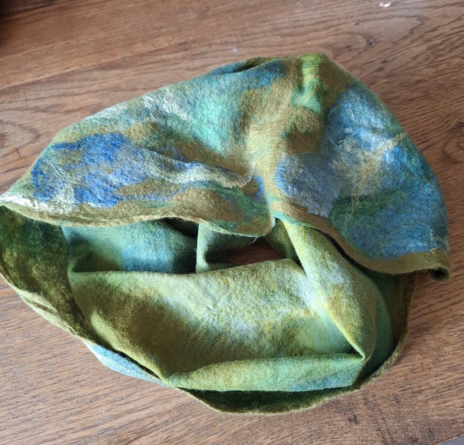 Handgevilte colsjaal van merinowol en zijde – Groen & Blauw