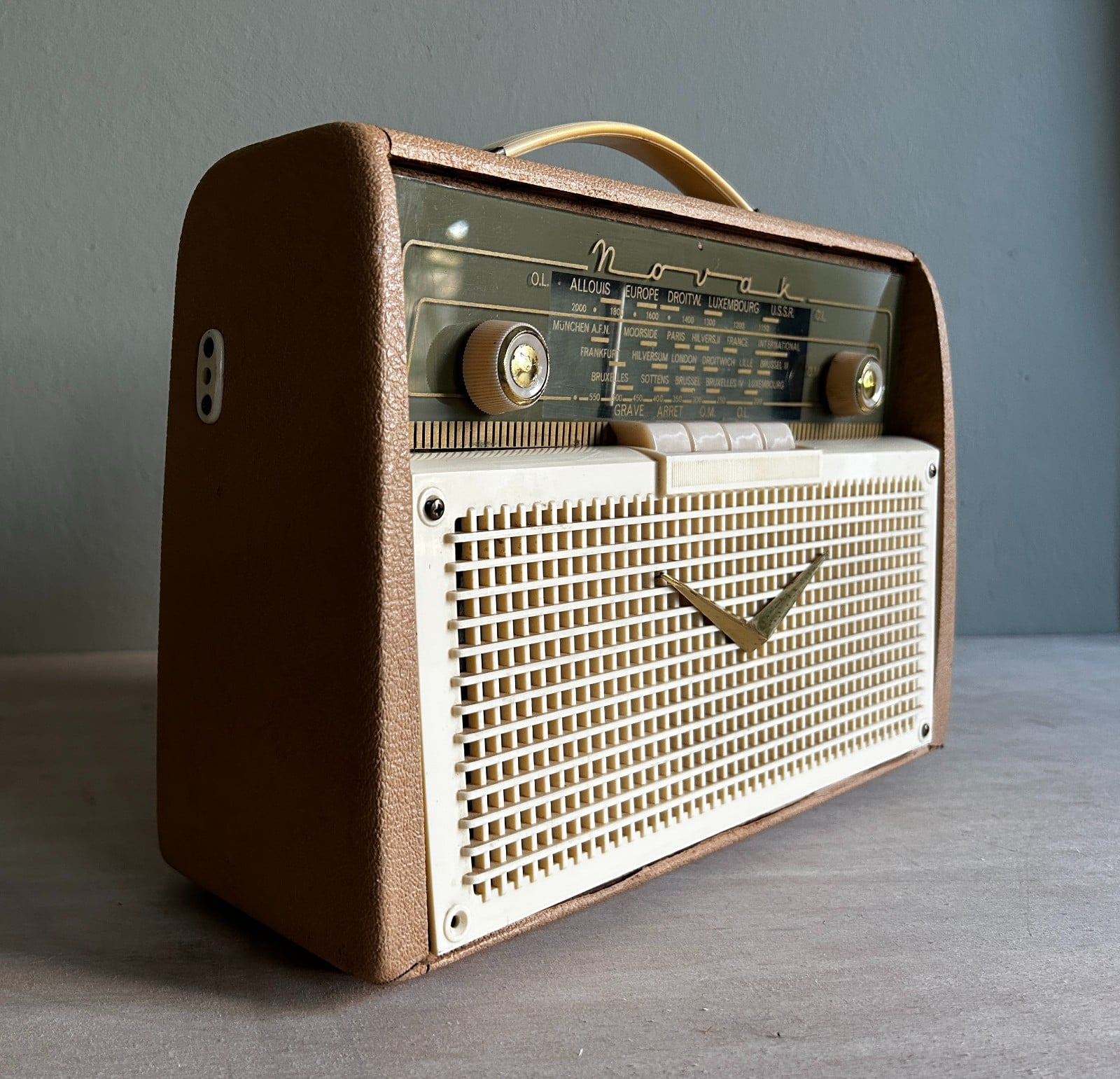Vintage bluetooth radio NOVAK 1959