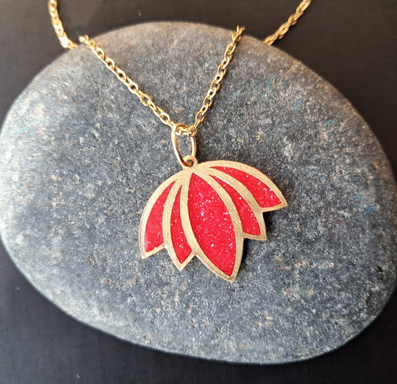 Goud-rode lotus halsketting