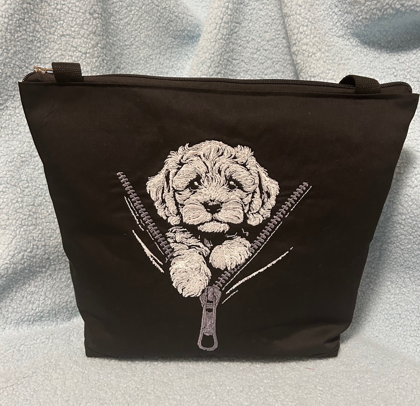 Zwarte tas met geborduurd hondje - 57872.jpeg Zwarte tas met geborduurd hondje