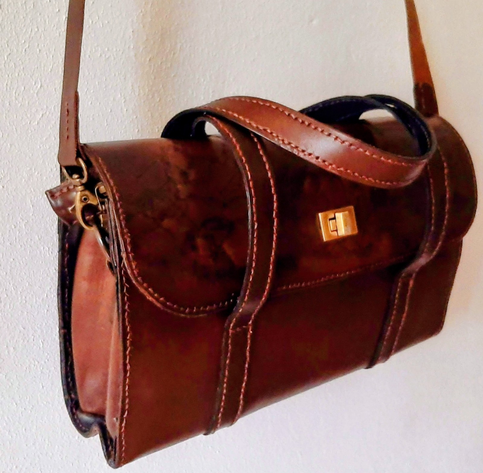 Handtas vintage look, uniek handwerk, geheel met de hand genaaid, stevig juchtleder.