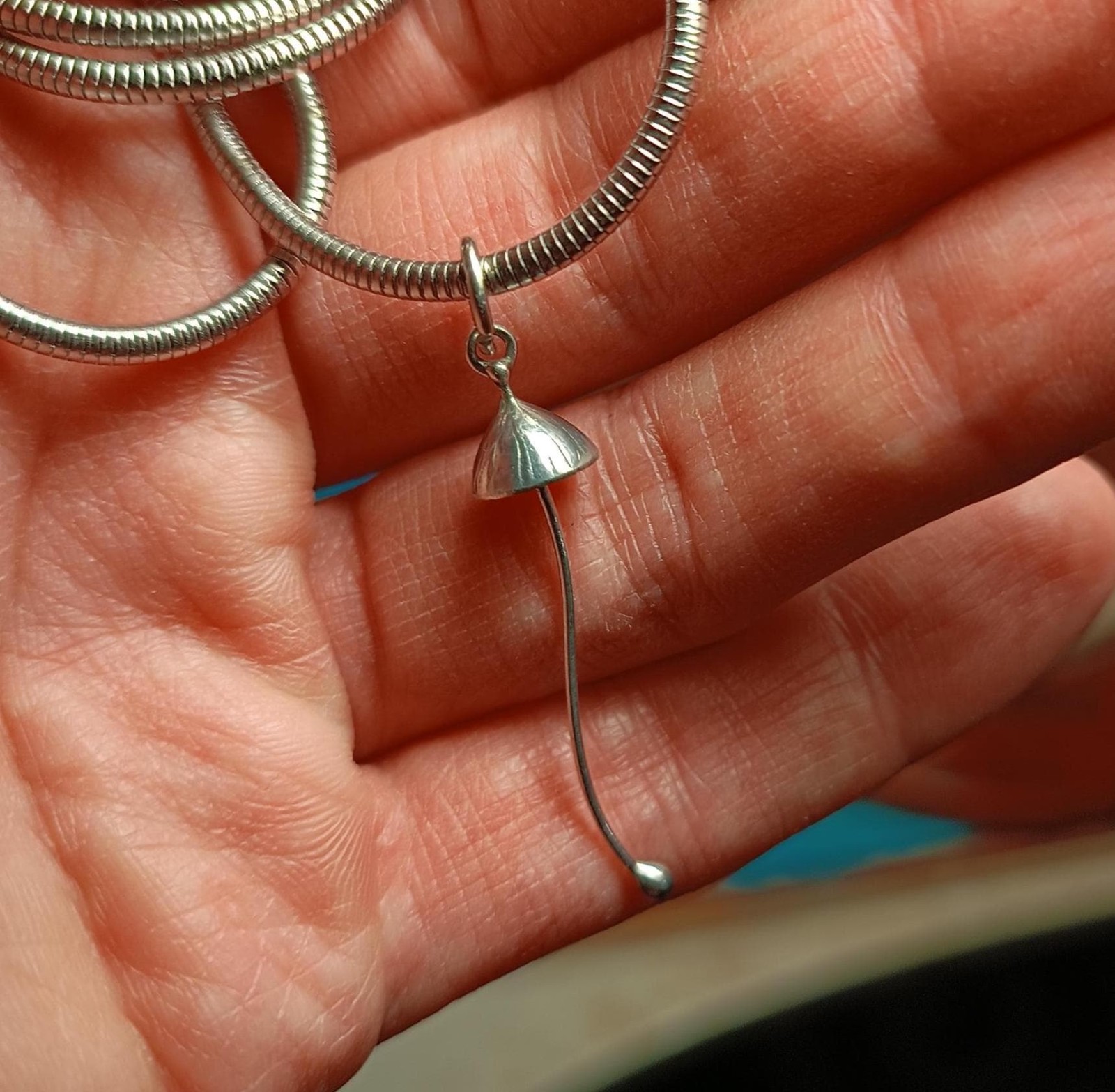 Handgemaakte paddenstoelenketting met lange stelen van zilverkleurig … - 142641 Handgemaakte paddenstoelenketting met lange stelen van zilverkleurig koper en tinlegering