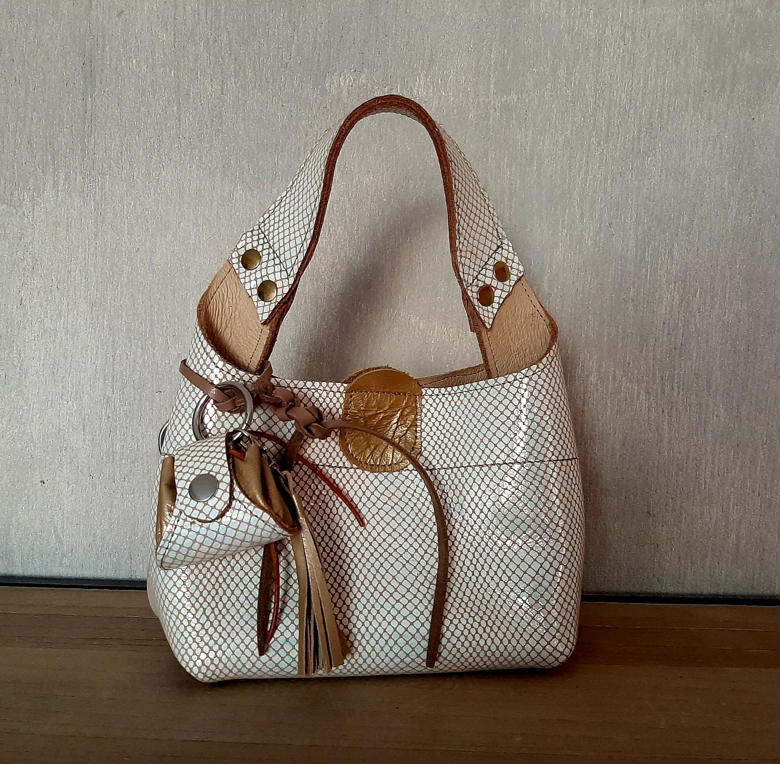 Leren handtas met bijpassende Bag charm