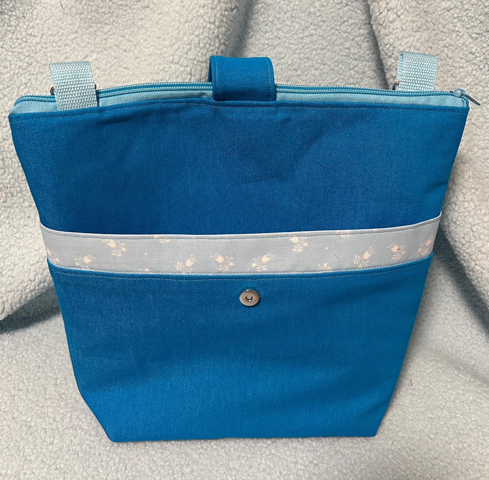 Schoudertas in aqua kleur met geborduurde fantasievogel.