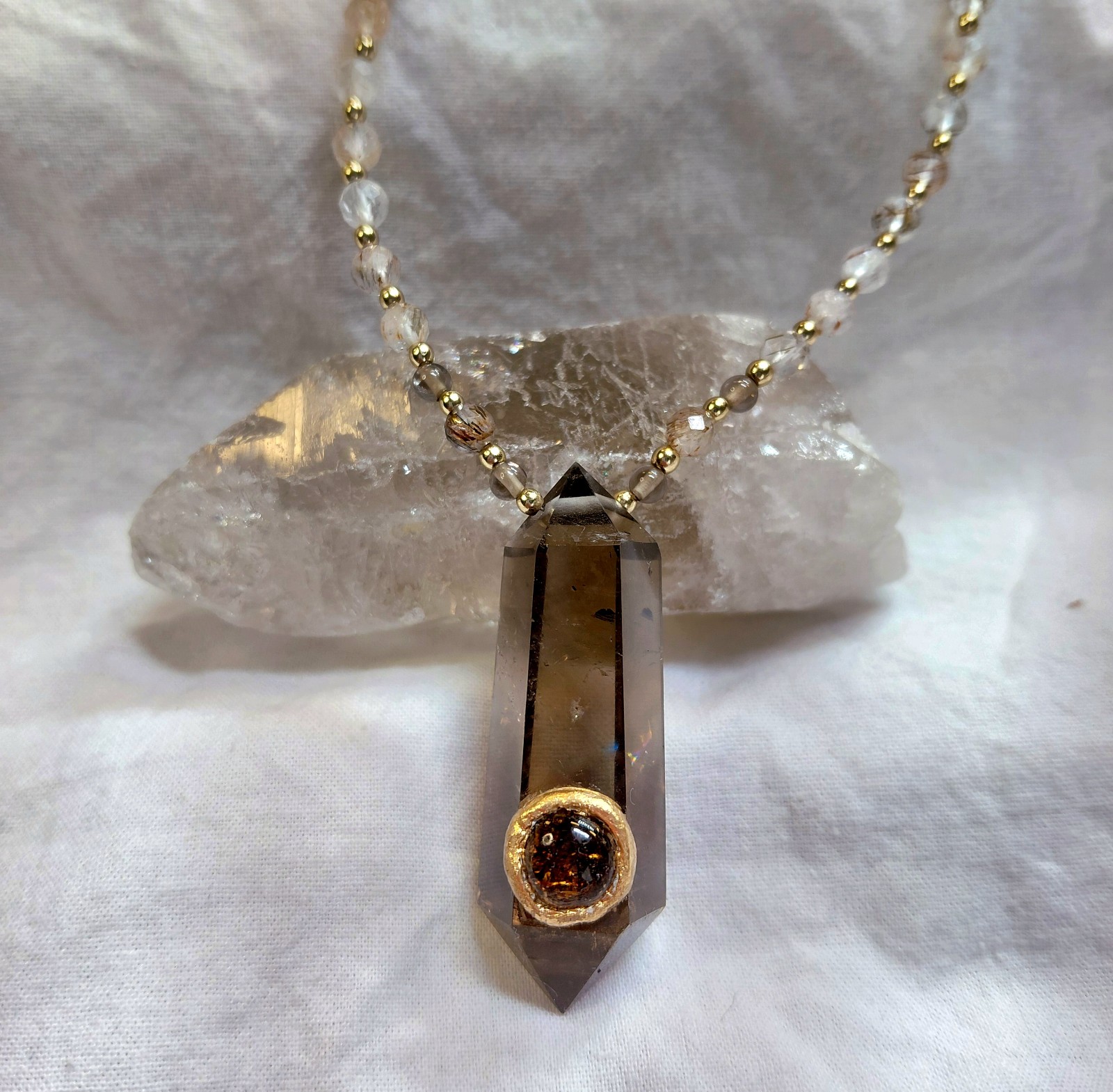 Hanger van rookkwarts en goudrutielkwarts aan een edelstenen ketting - 142426 Hanger van rookkwarts en goudrutielkwarts aan een edelstenen ketting
