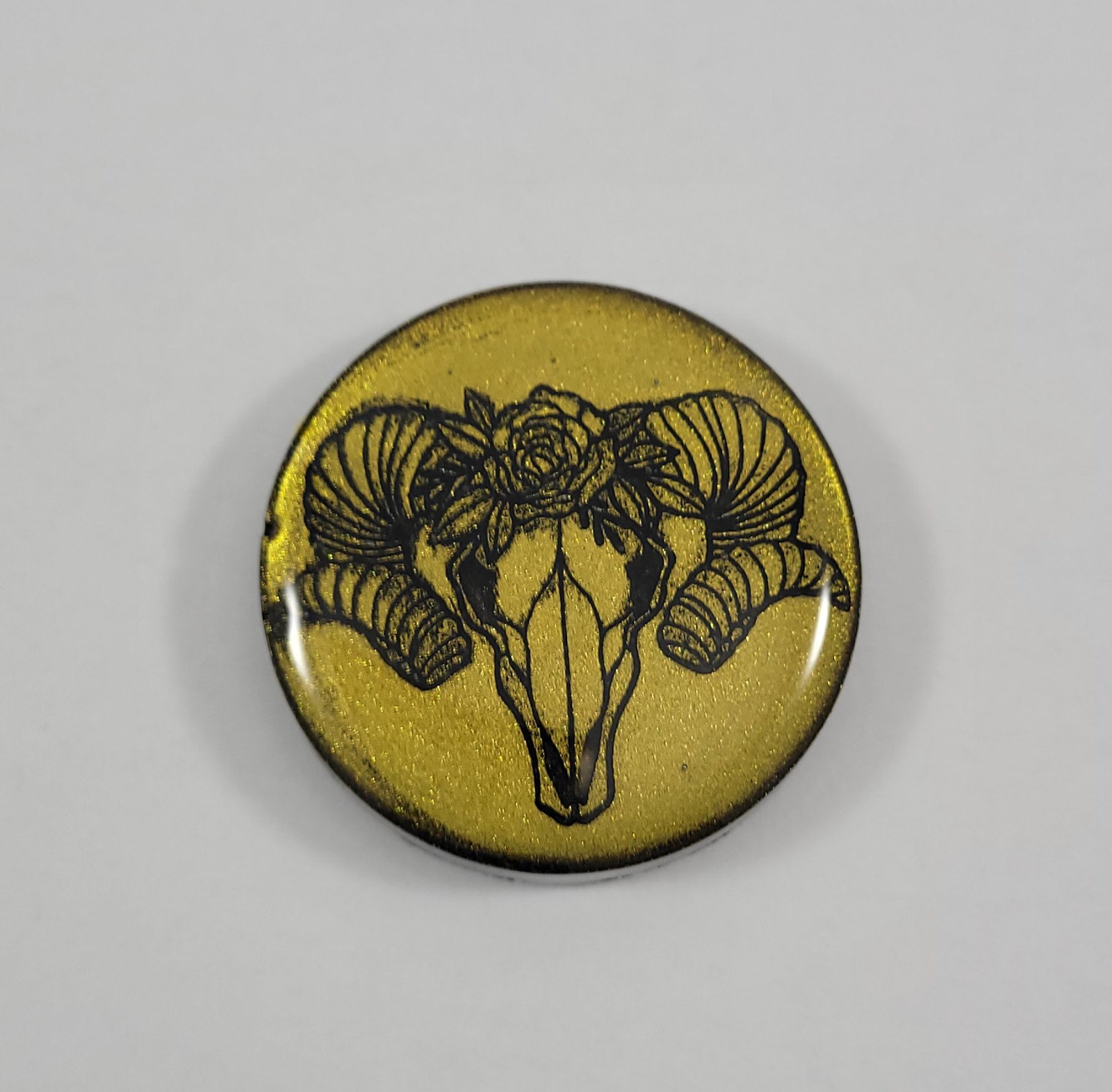 Ram schedel met roos magneet - 102576 Ram schedel met roos magneet