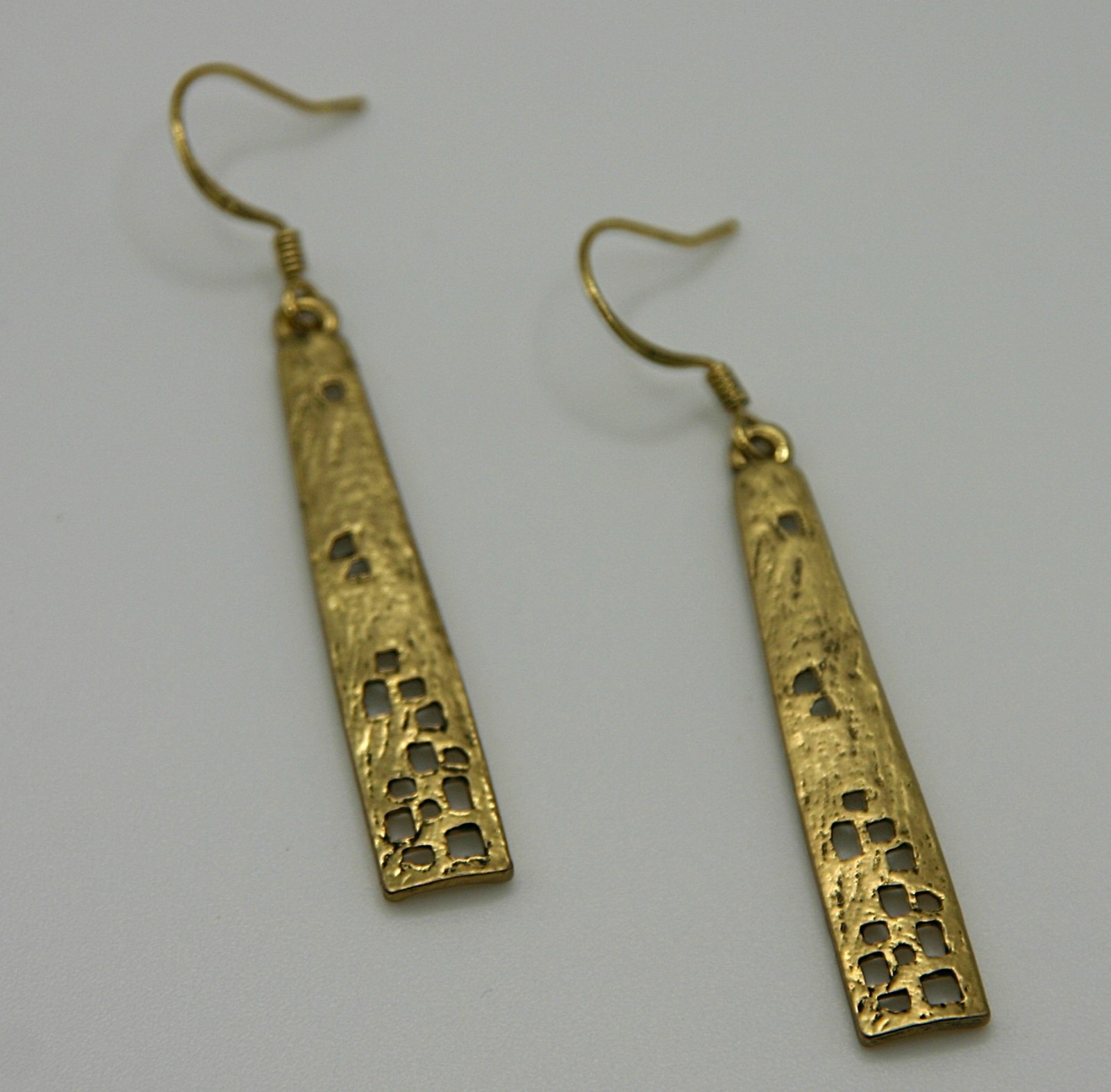 Pagoda goudkleurige haakoorbellen