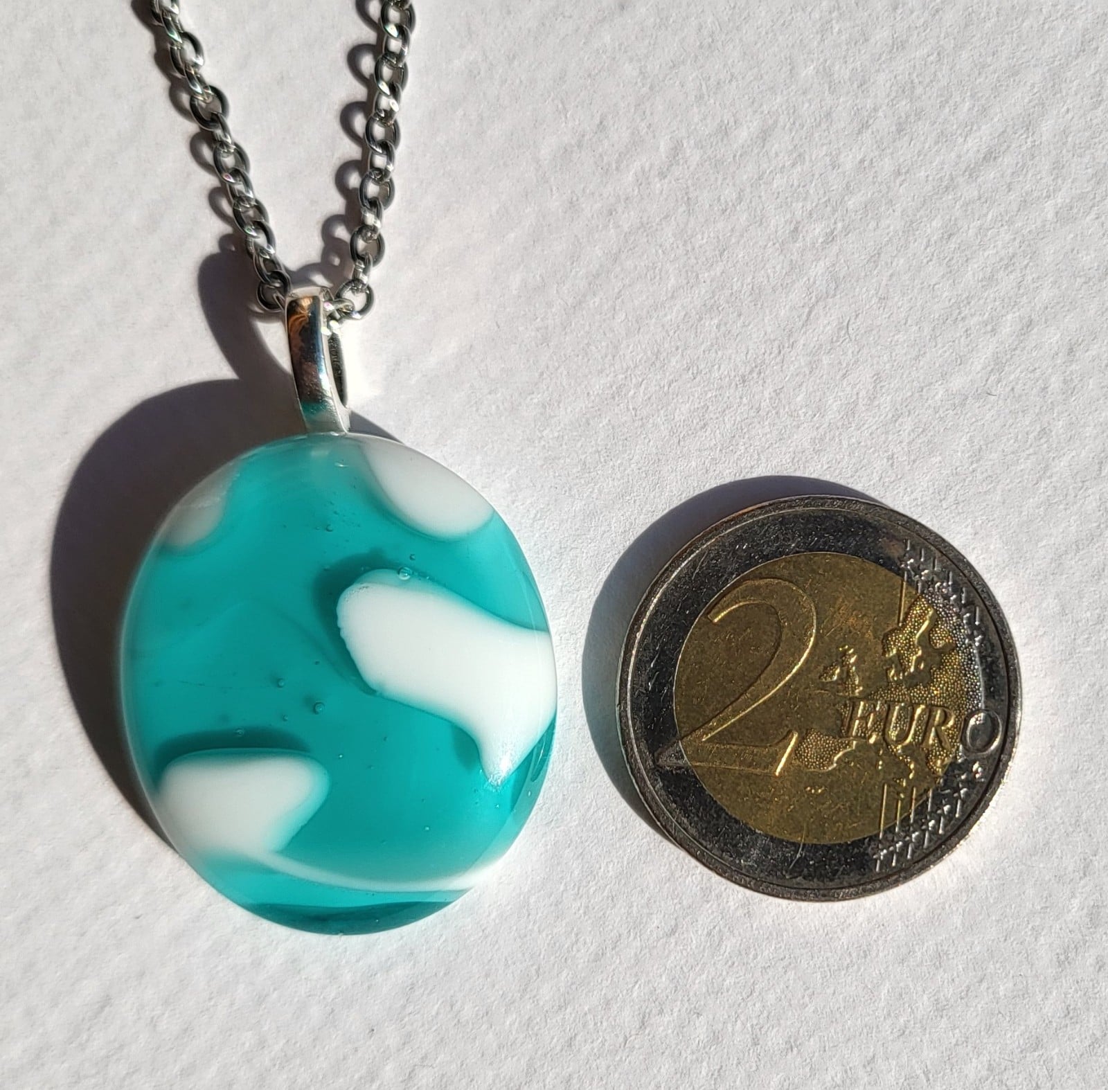 Uniek "Morrocoy Memories" glasfusing hanger - 140050 RVS ketting met uniek "Wolken" glas hanger