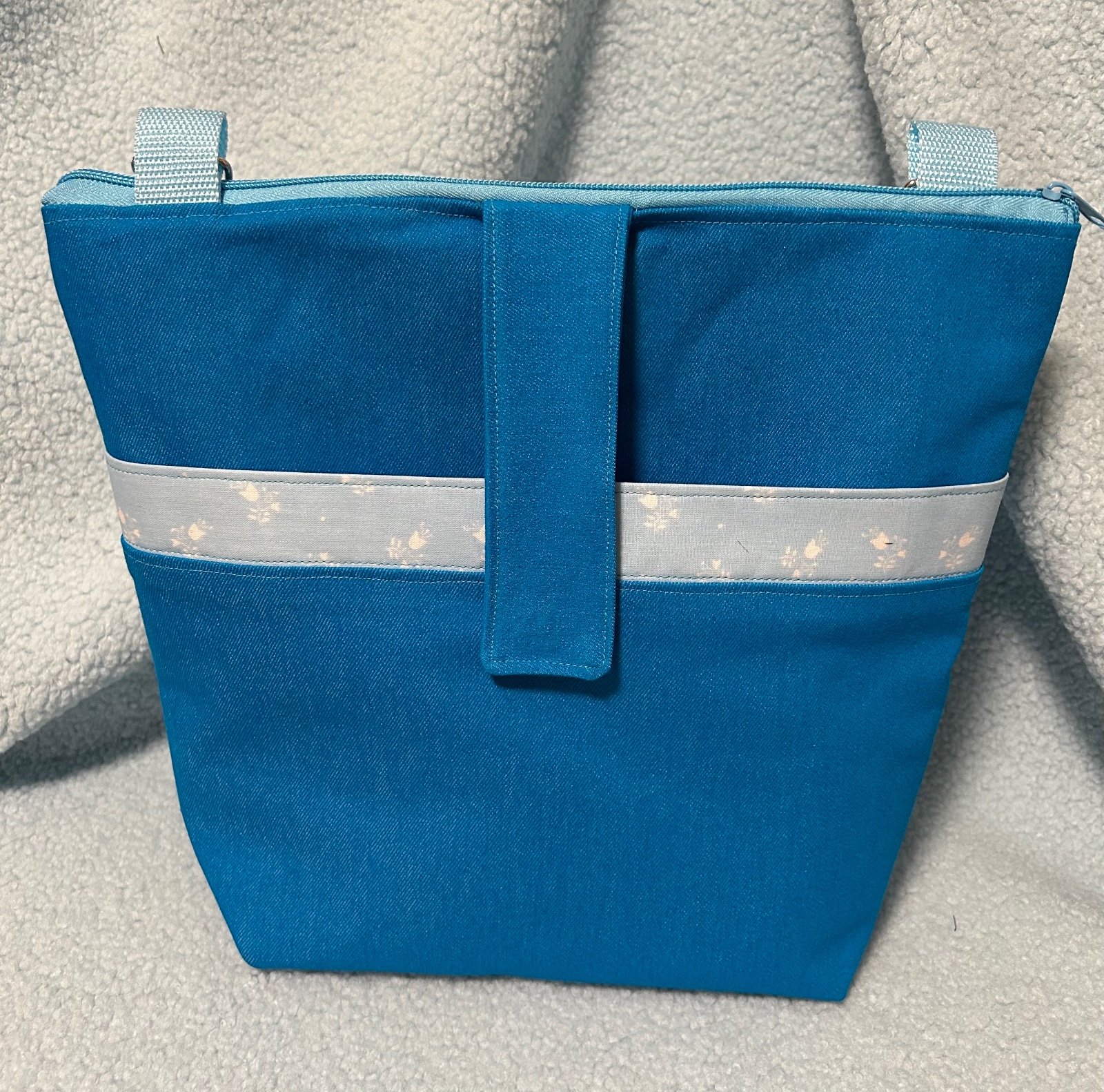 Schoudertas in aqua kleur met geborduurde fantasievogel.