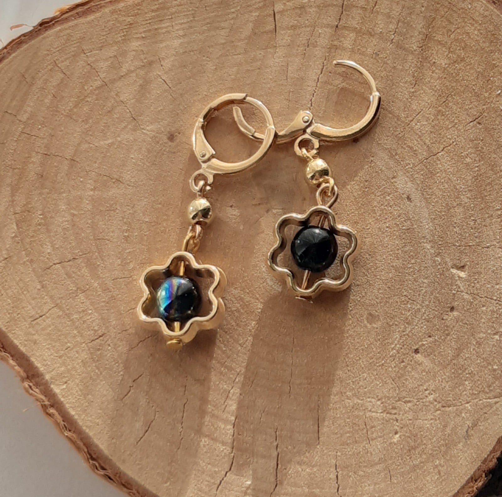 Unieke oorbellen: Zwart/goud flower: Handgemaakt met glazen kralen