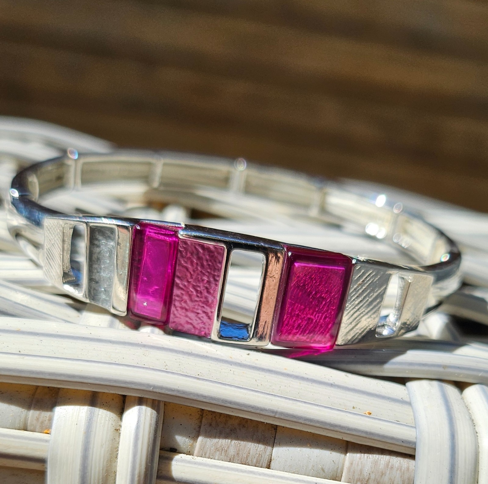 Zilverkleurige armband met roze details - 146615 Zilverkleurige armband met roze details