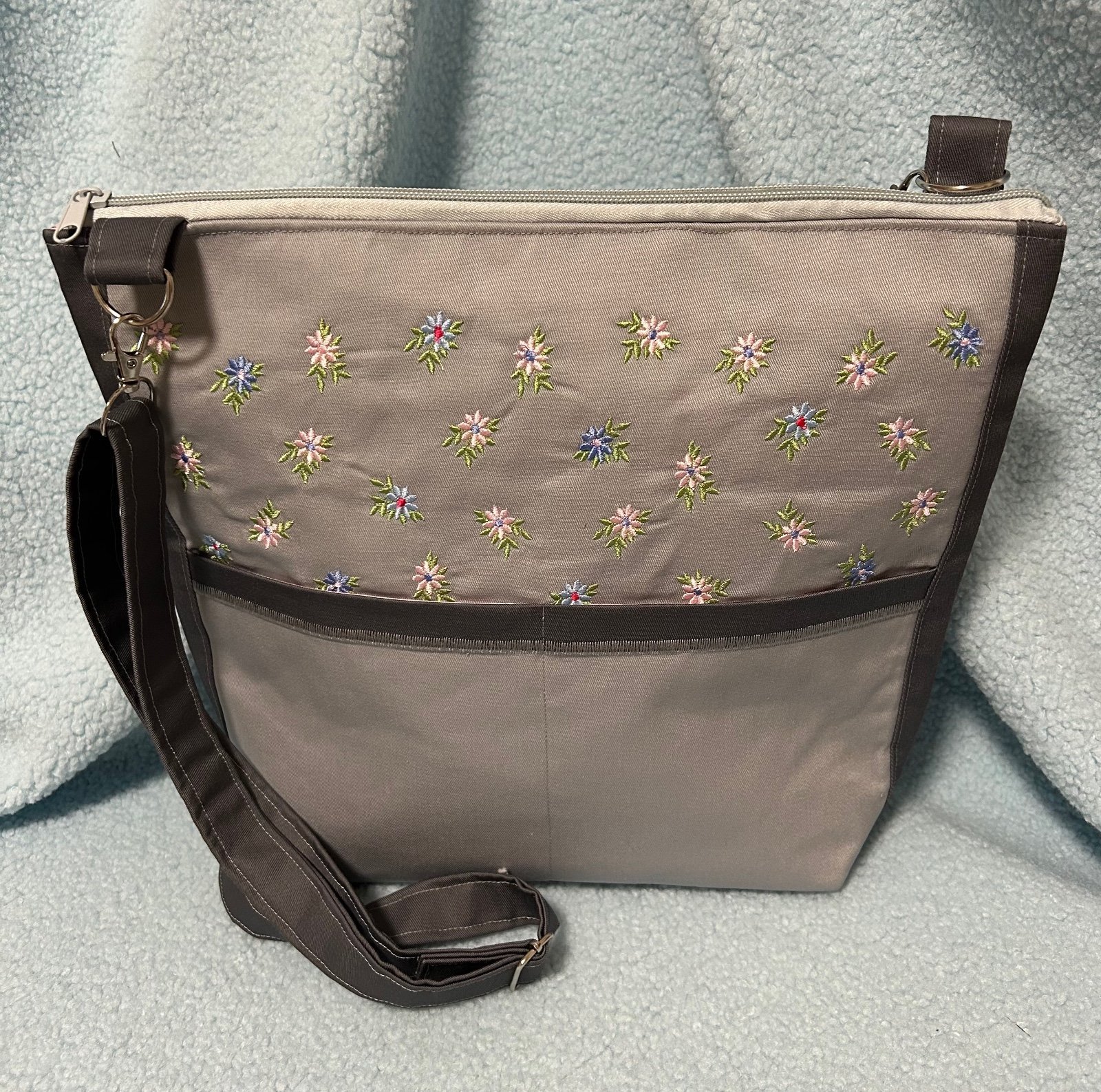 Lichtgrijze schoudertas met geborduurde bloemetjes