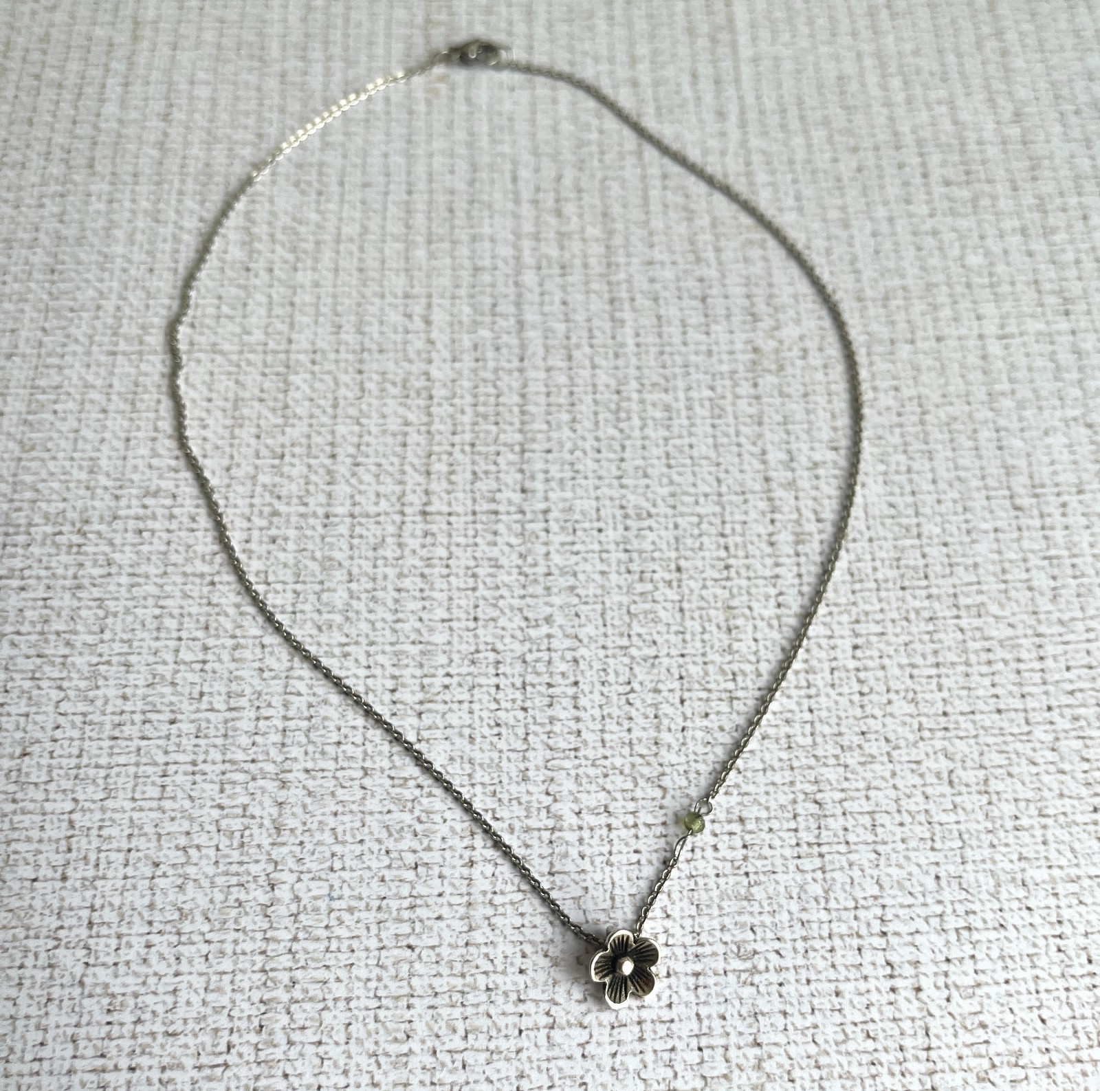 Verzilverde ketting met bloemetje en peridoot kraaltje - 83627 Verzilverde ketting met bloemetje en peridoot kraaltje