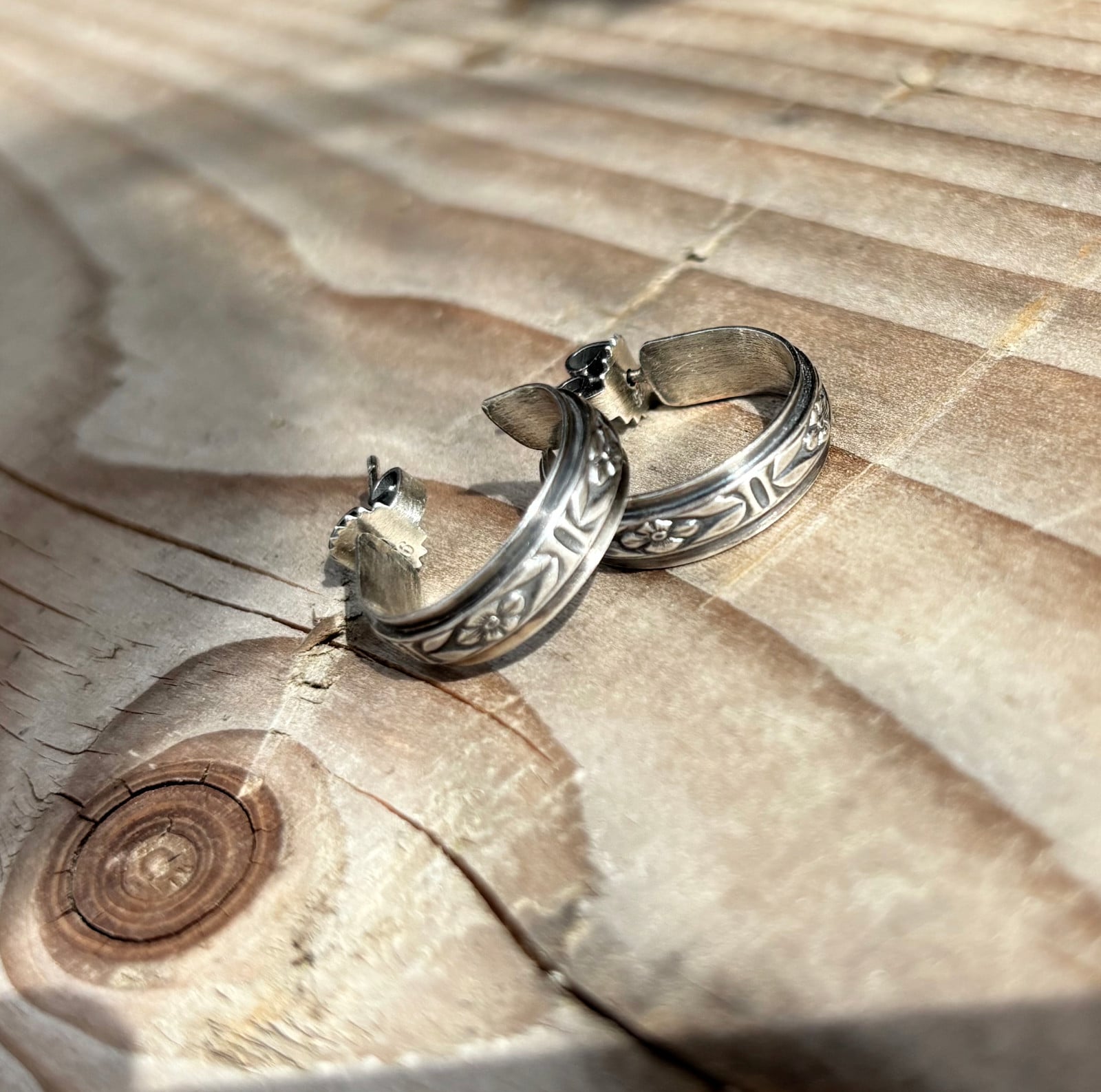 Handgemaakte sterling zilveren oorstekers – driekwart hoepel met vintage gravure