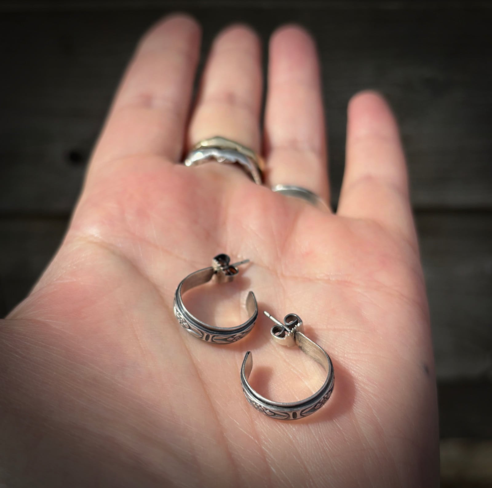 Handgemaakte sterling zilveren oorstekers – driekwart hoepel met vintage gravure