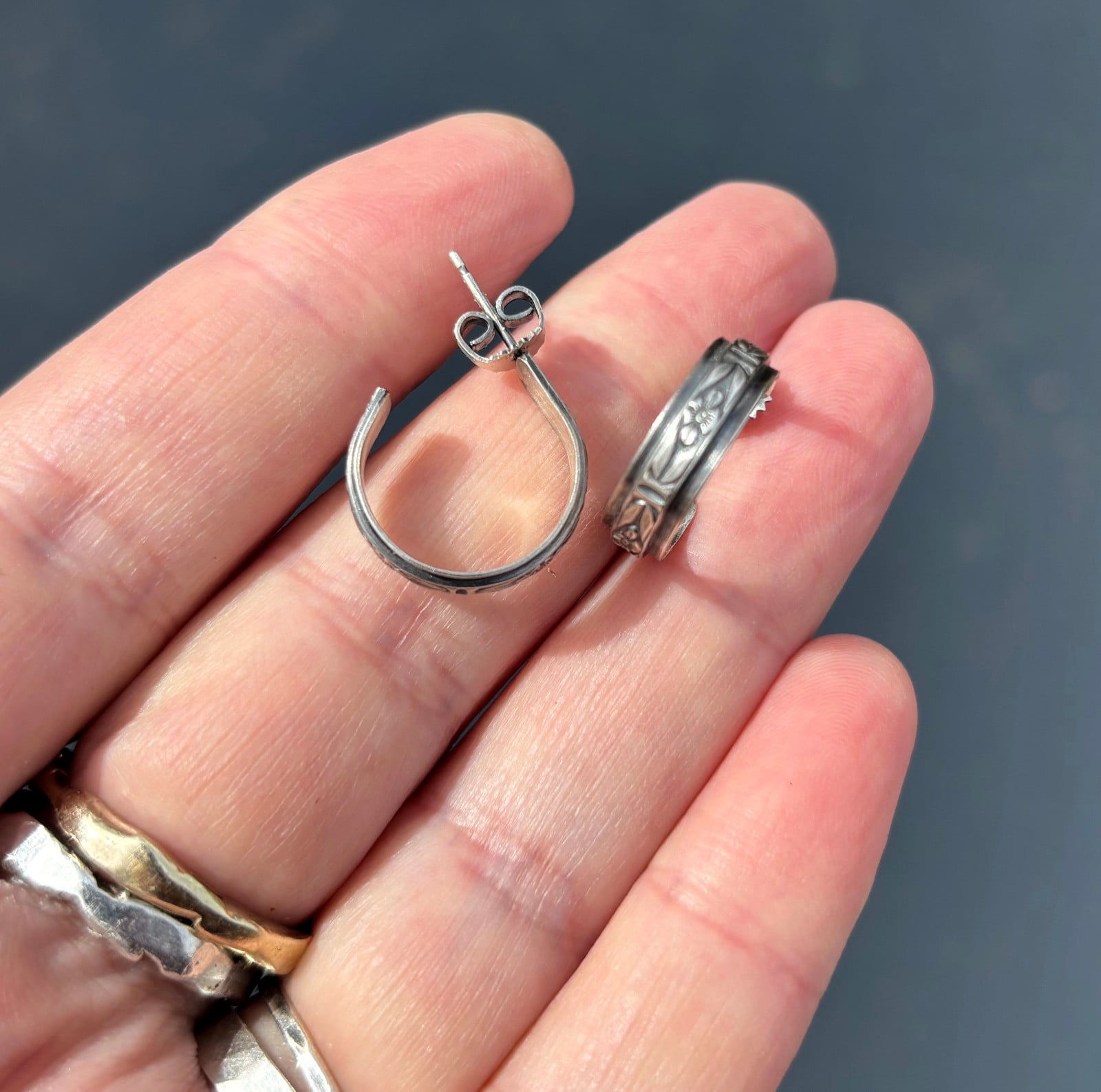 Handgemaakte sterling zilveren oorstekers – driekwart hoepel met vintage gravure