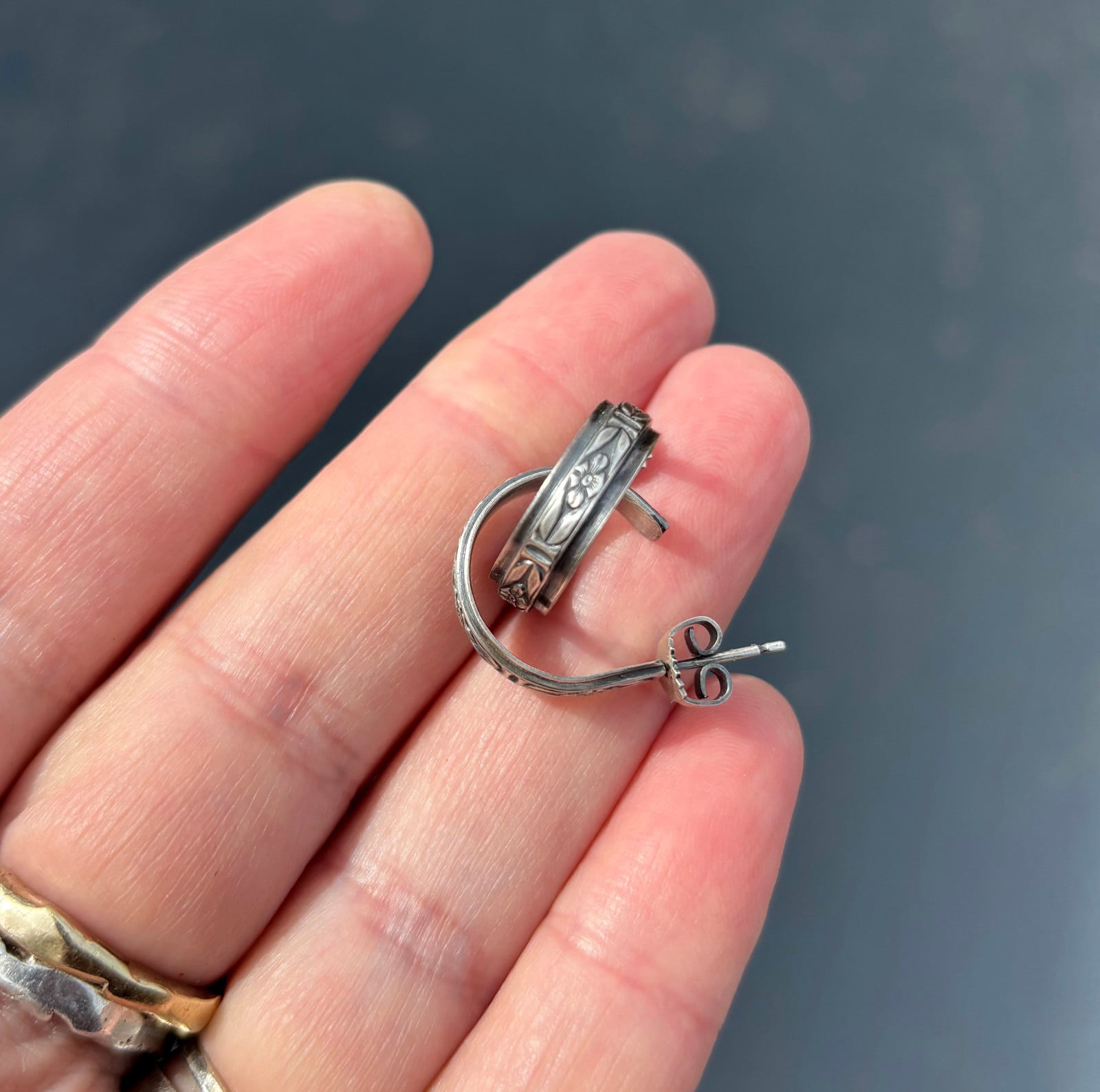 Handgemaakte sterling zilveren oorstekers – driekwart hoepel met vintage gravure