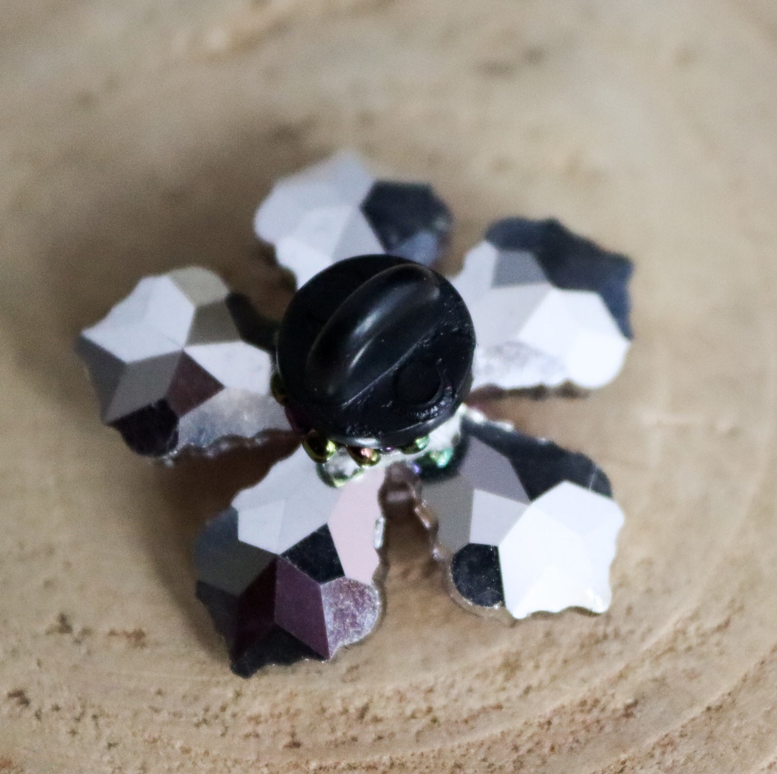 Fluweel & Fonkel, handgemaakte kristallen bloem broche