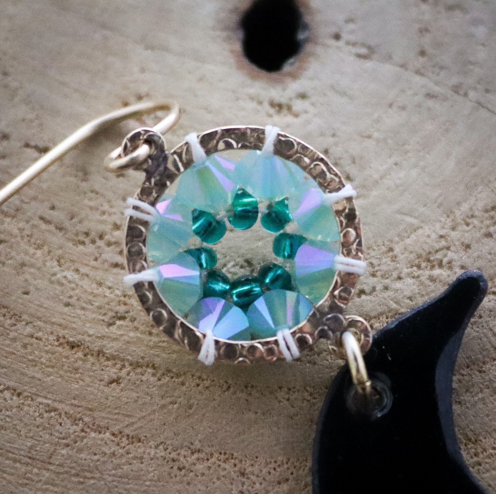 Zomerlucht & Ocean folk, lange dolfijn oorbellen met kristalaccent