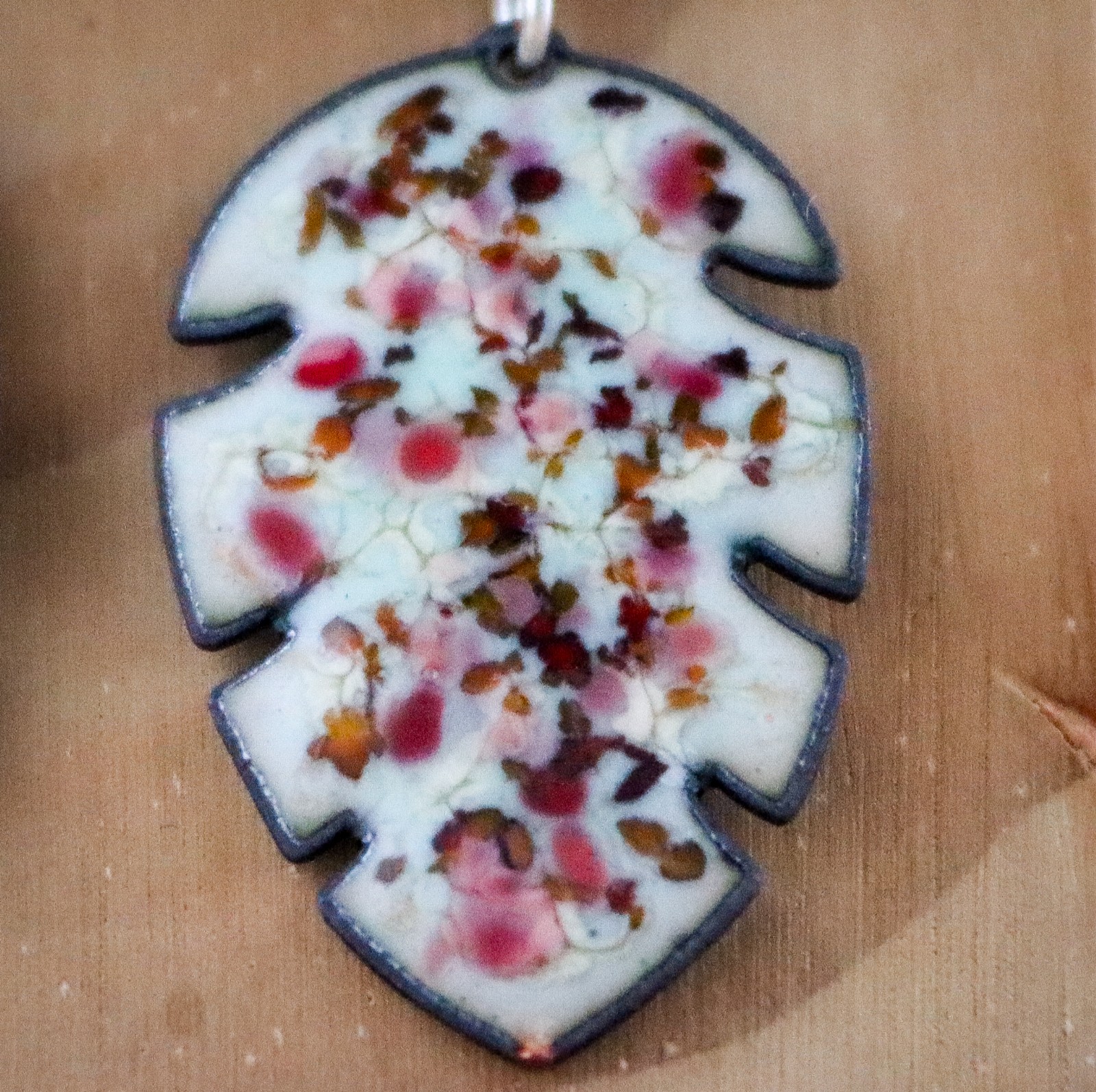 Botanish & Romantisch, folk oorbellen met enamel bladeren