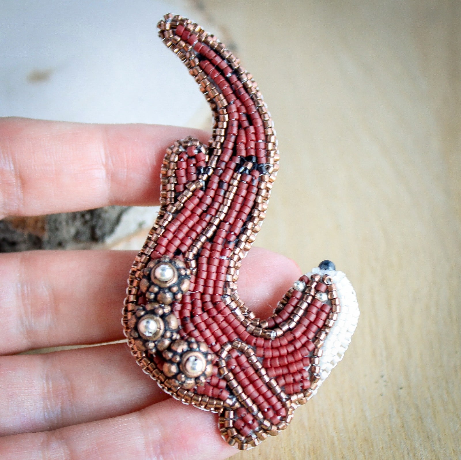 Stroming & Vreugde, kralen geborduurde otter broche