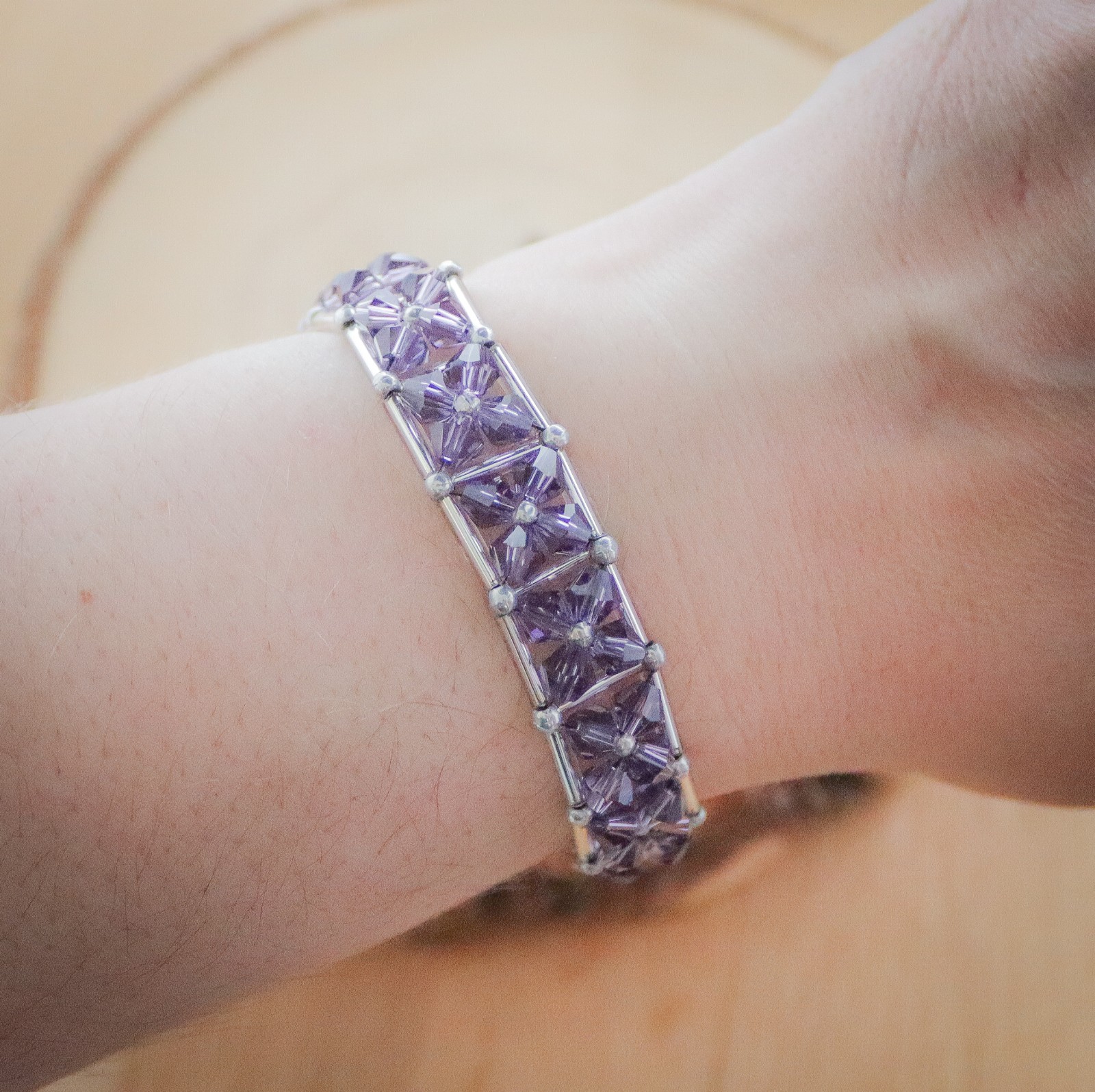 Gouden schaduw & Maanlicht, statement armband met glas kristallen