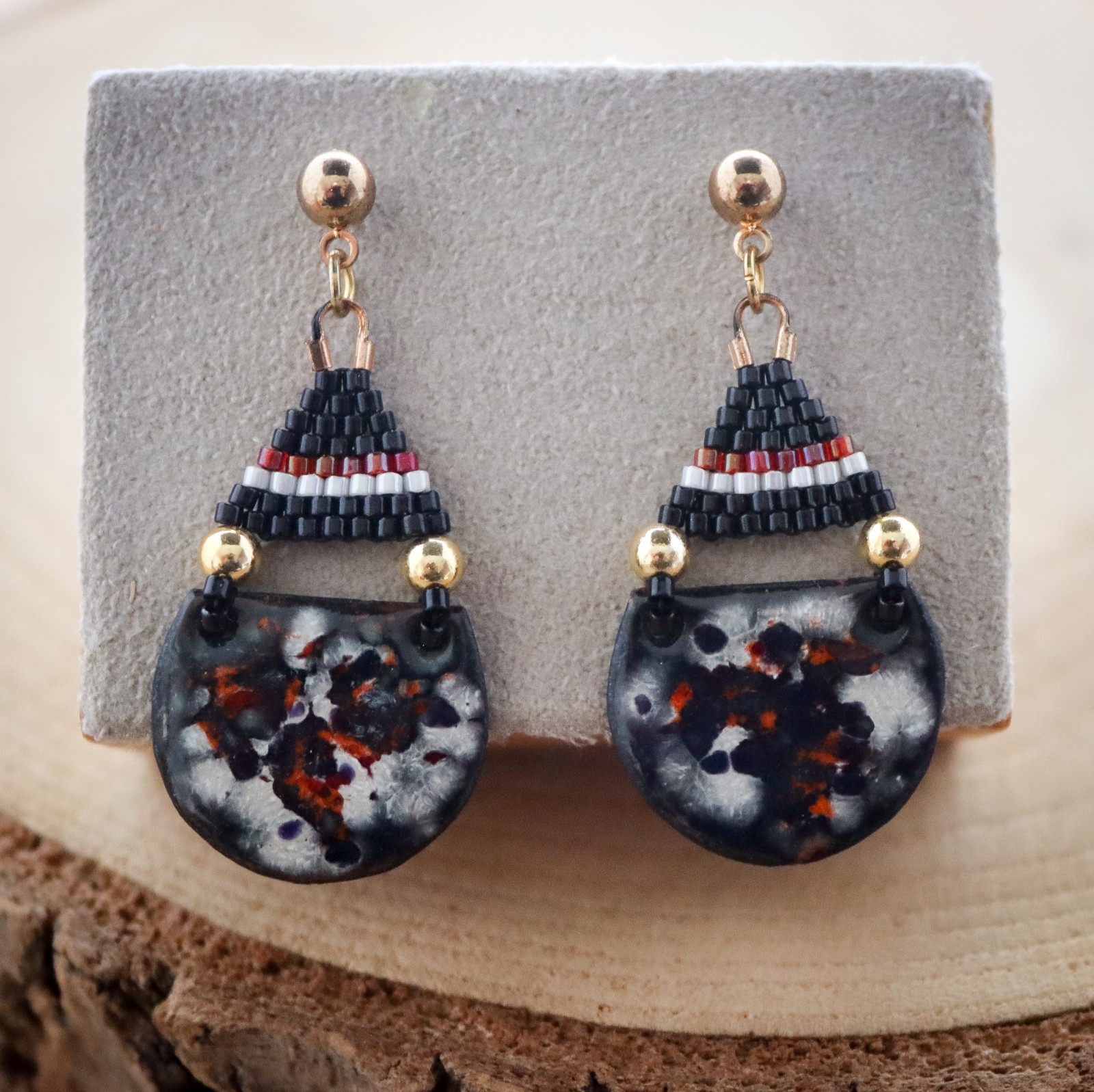 Donker & Abstract, artistieke oorbellen met geometrisch kralen weefwerk en goud vermeil