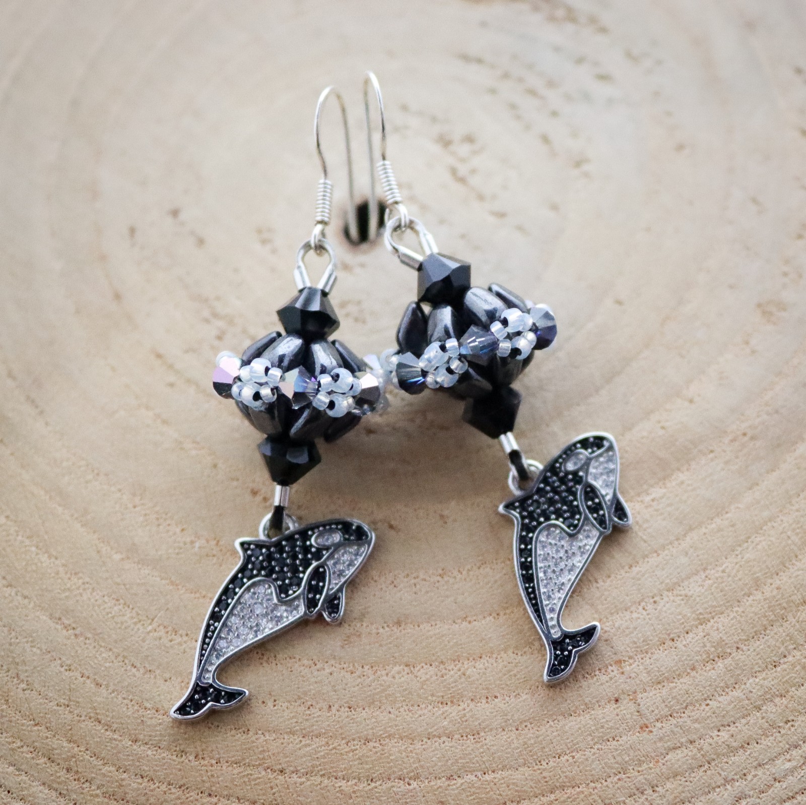 Krachtig & Mysterieus, orca oorbellen met Swarovski en handgemaakt kralenwerk