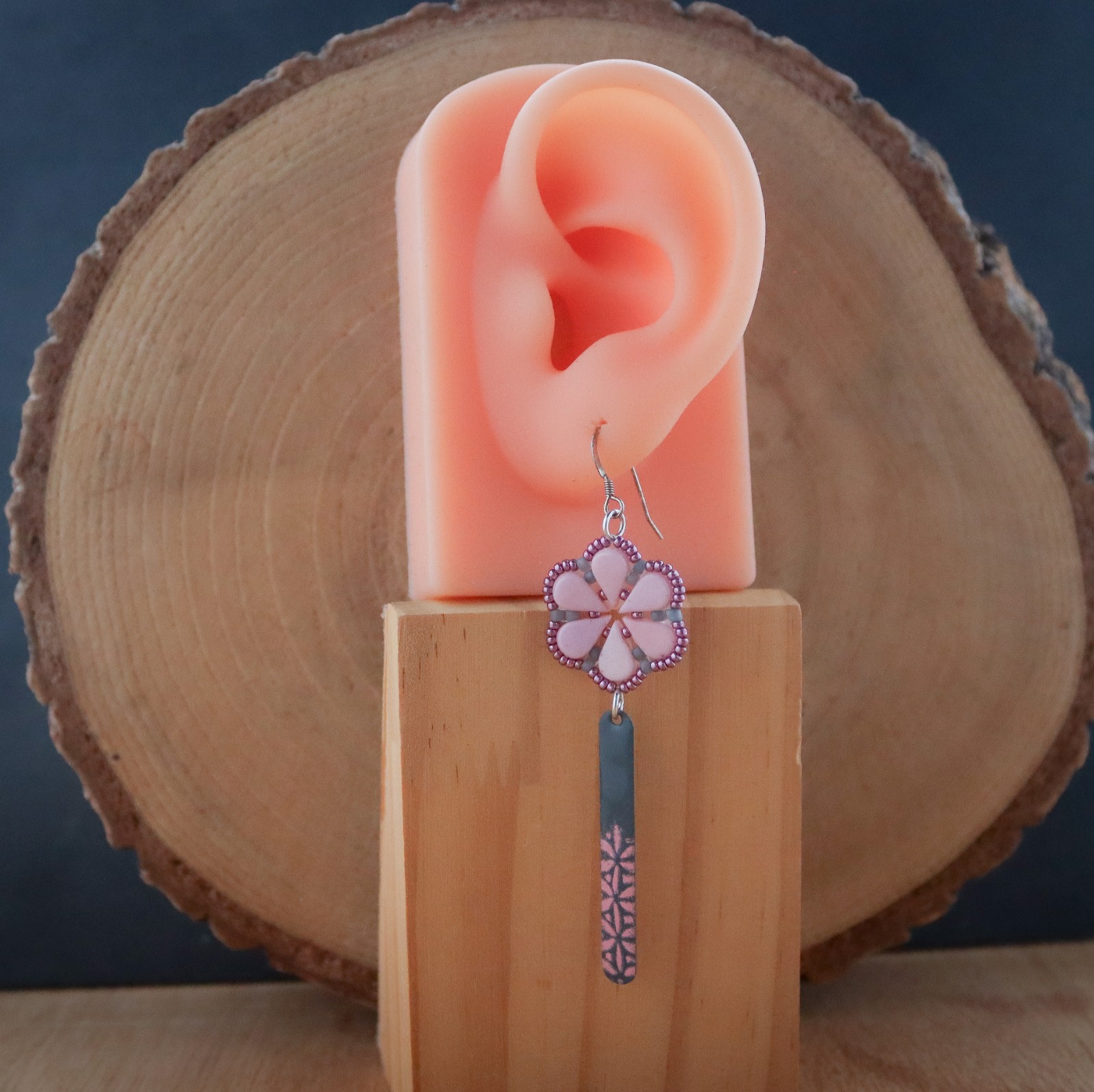 Poëtisch & Poederroze, oorbellen met kralenbloem en enamel hanger