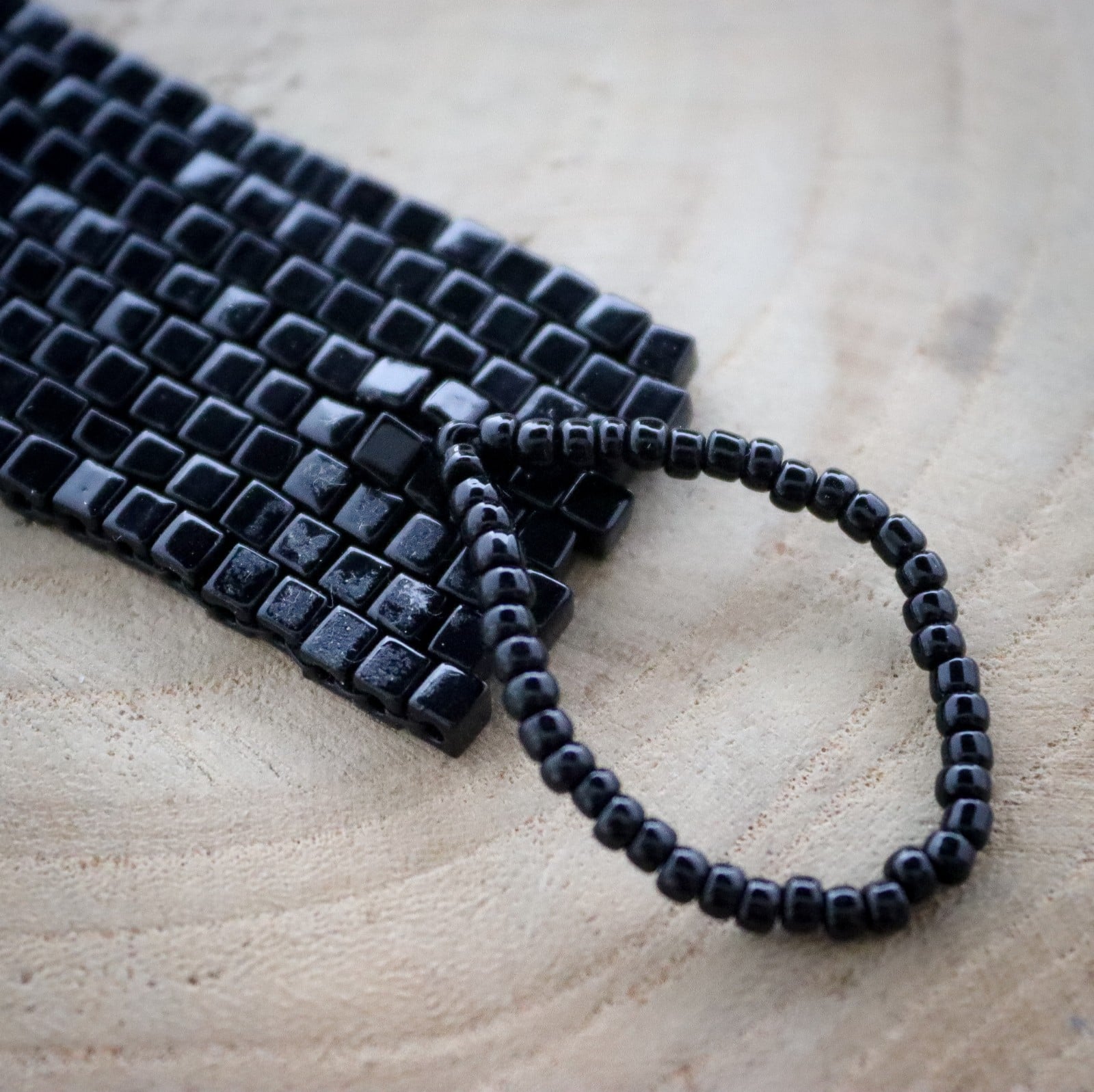 Donker & Dramatisch, handgemaakte armband met Swarovski kristal