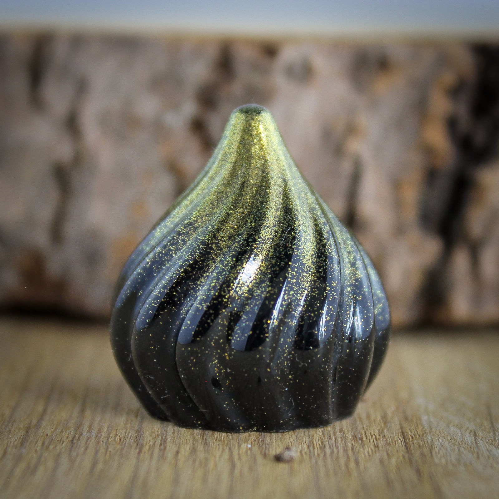 Kleine zwarte ring houder met gekleurde top voor bewaren op nachtkastje of  juwelen fotografie