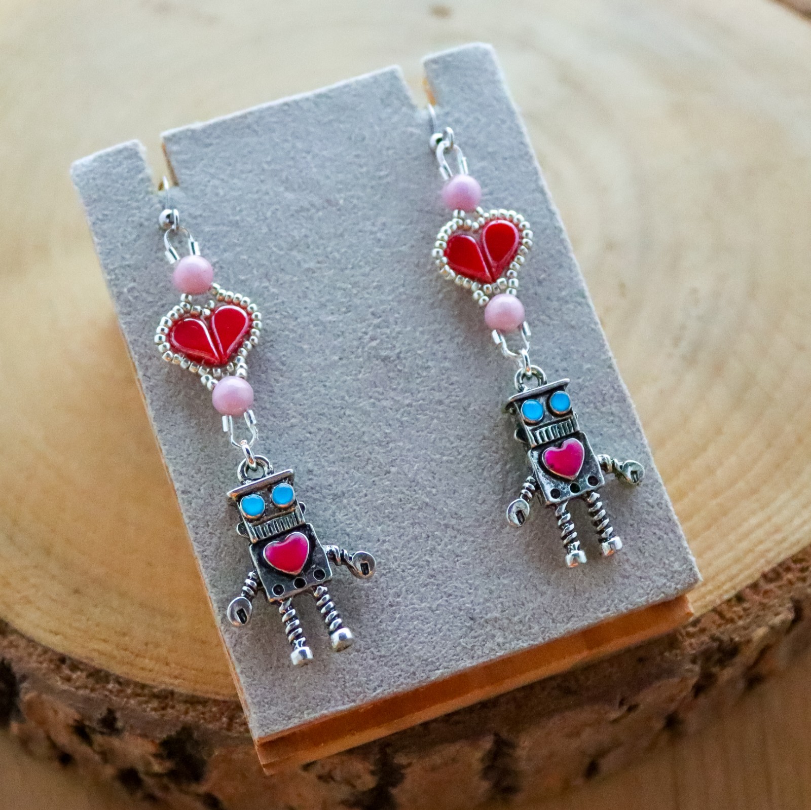 Robot oorbellen met hartjes voor valentijnsdag, een uniek en grappig kado.