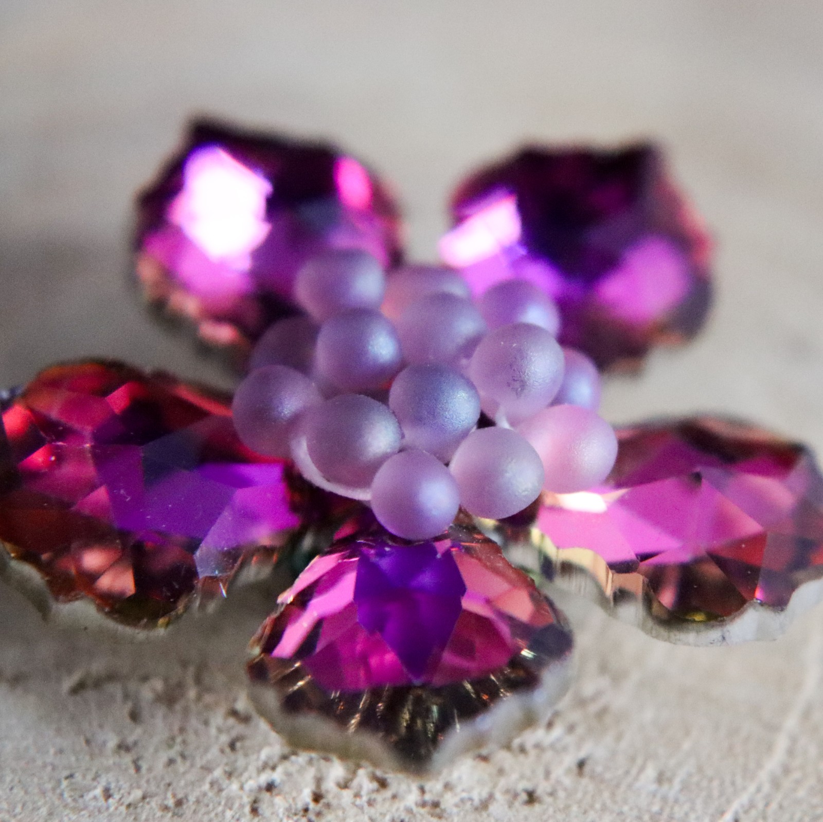 Fluweel & Fonkel, handgemaakte kristallen bloem broche