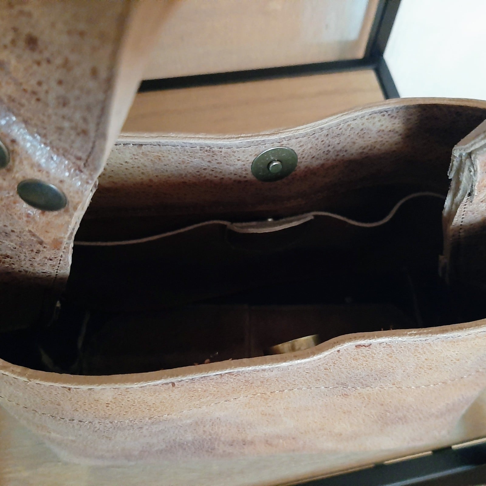 Leren tas, vintage look. Inclusief schouderriem en sleutelhanger met leren minitasje en flos.