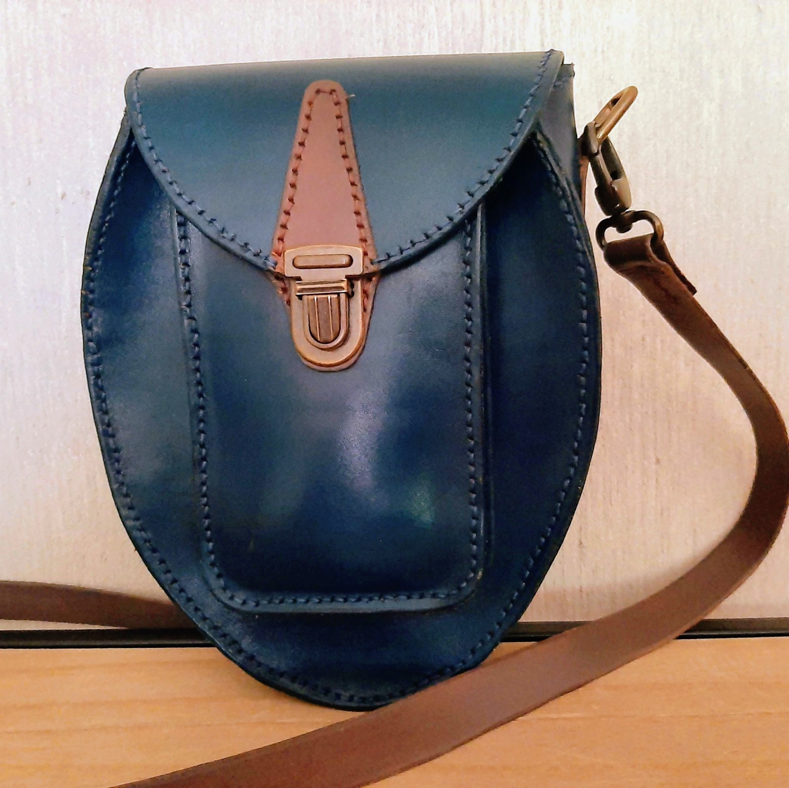 Vintagelook schoudertasje,rugtasje. Handgemaakt van plataardige gelooid leer