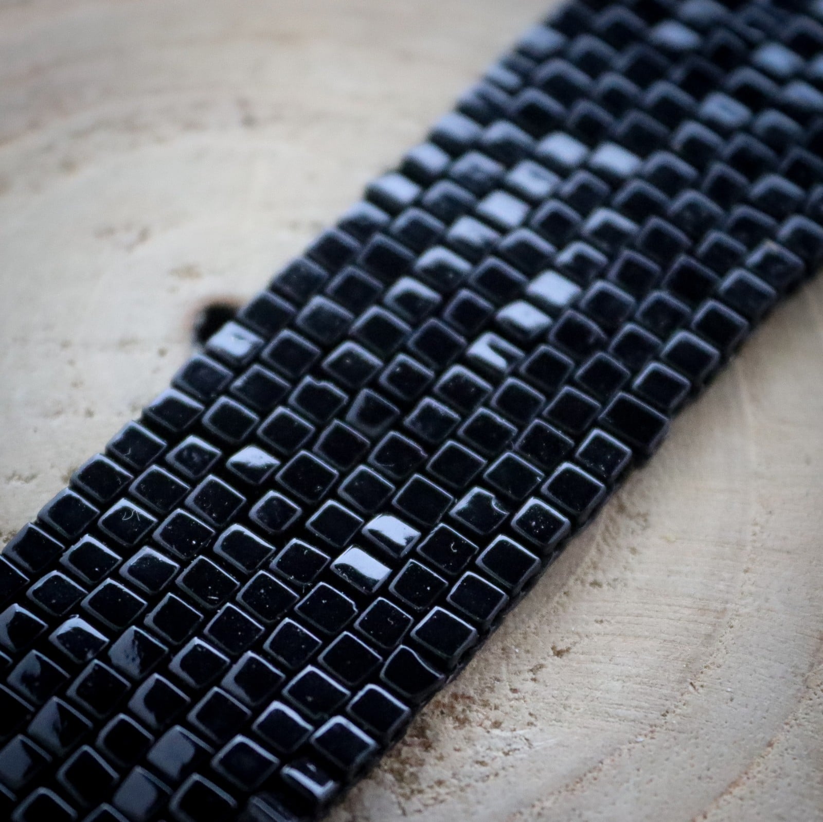Donker & Dramatisch, handgemaakte armband met Swarovski kristal