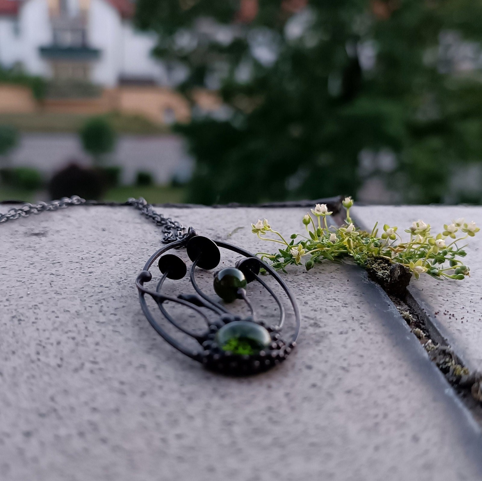 Handgemaakte paddenstoelenketting met groen glas en zwart gepatineerd… - 145210 Handgemaakte paddenstoelenketting met groen glas en zwart gepatineerd koper