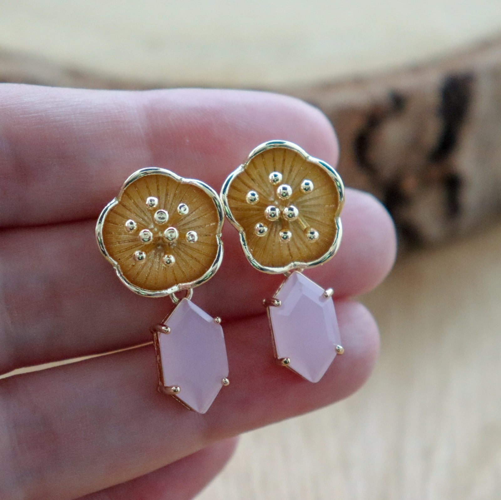 Romantisch & Botanisch, goudkleurige bloemen oorbellen met kristalhangers