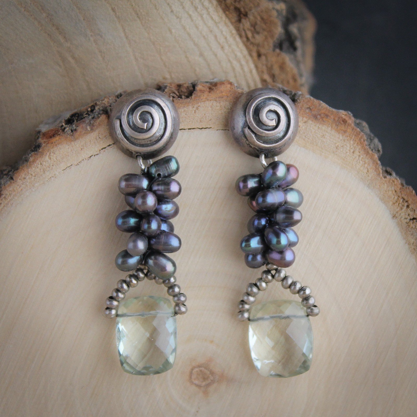 Oorbellen van zoetwater parel en prasioliet edelsteen voor de kleurminnende bruid | moeder van de bruid