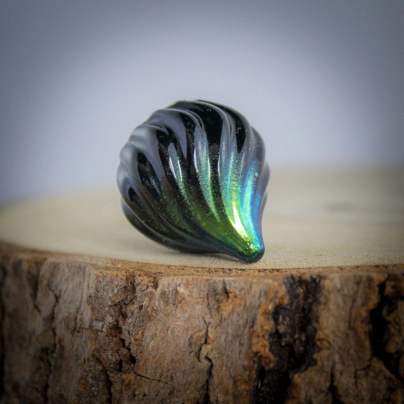 Kleine zwarte ring houder met gekleurde top voor bewaren op nachtkastje of  juwelen fotografie