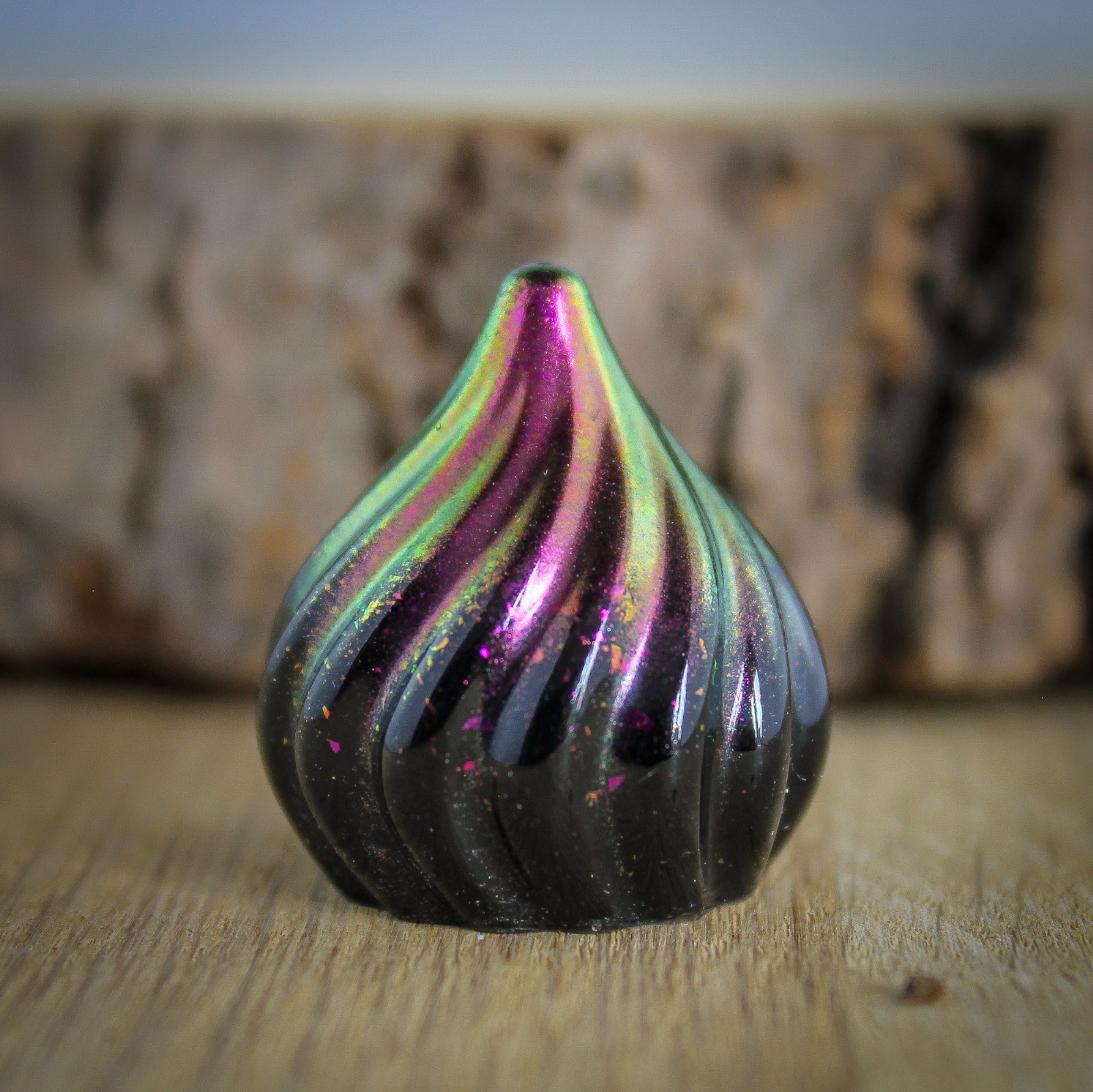 Kleine zwarte ring houder met gekleurde top voor bewaren op nachtkastje of  juwelen fotografie