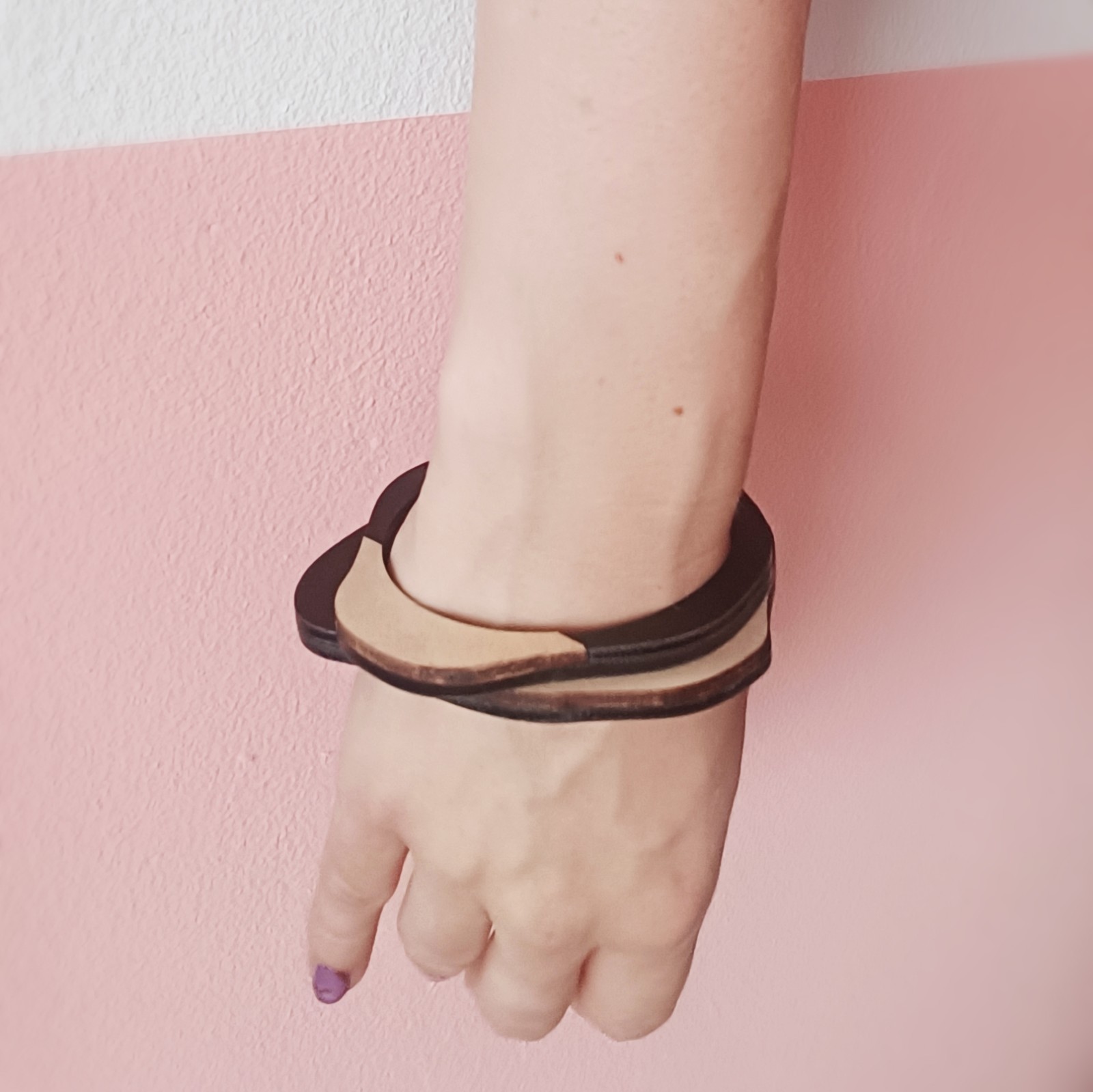 Organische bangle armband van hout en zwart kunststof type A - 59713.jpeg Organische bangle armband van hout en zwart kunststof type A